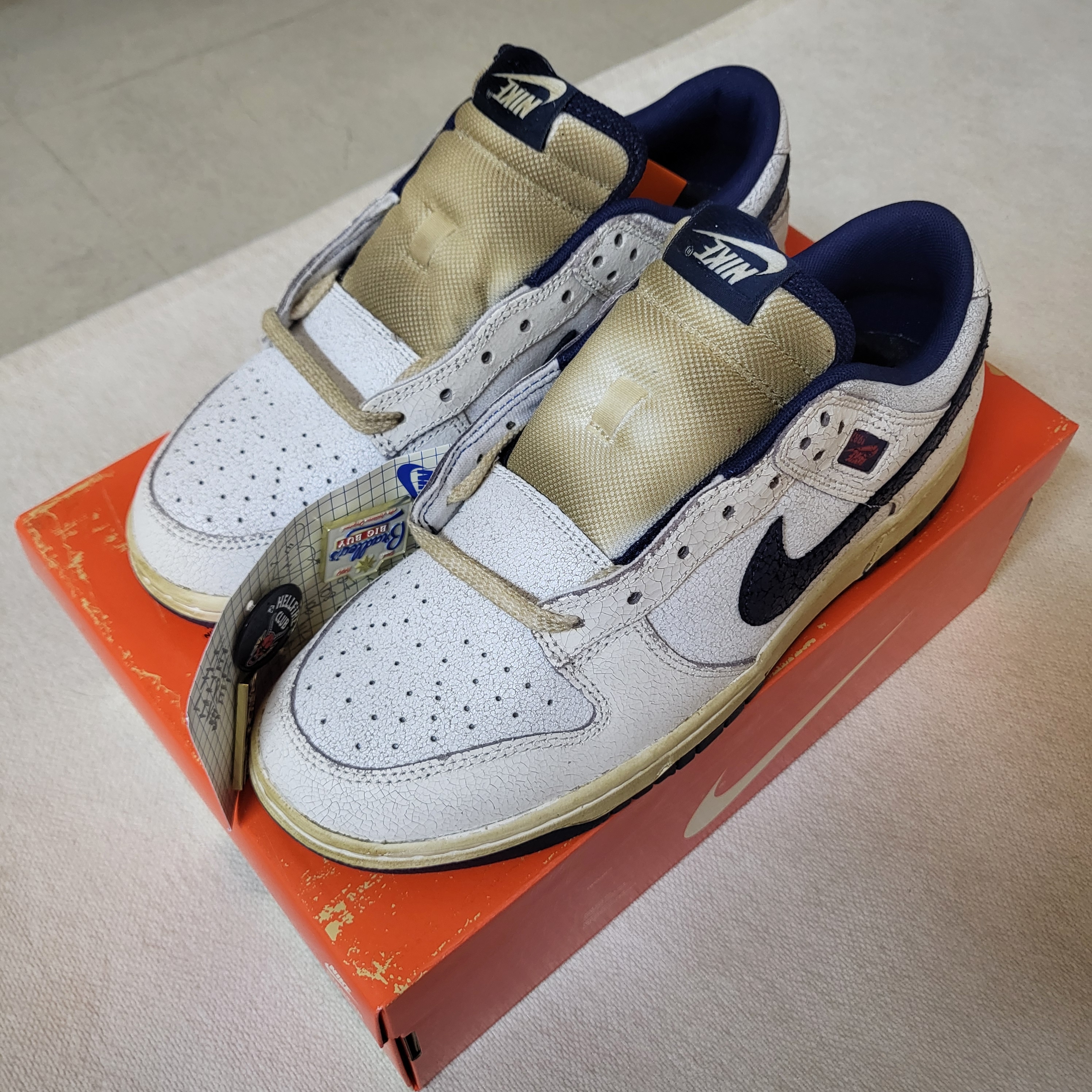 Nike x Stranger Things Dunk Low Phantom and Midnight Navy 착용 스타일 - 1