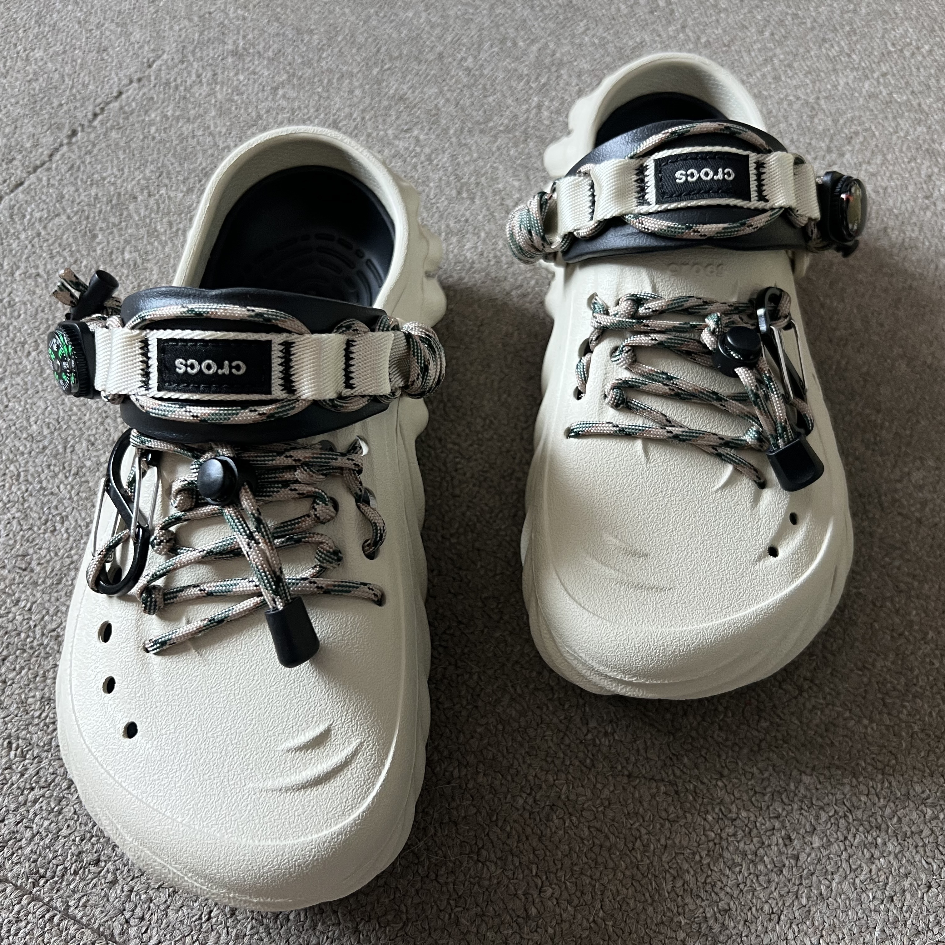 Crocs Echo Clog Bone Black 착용 스타일