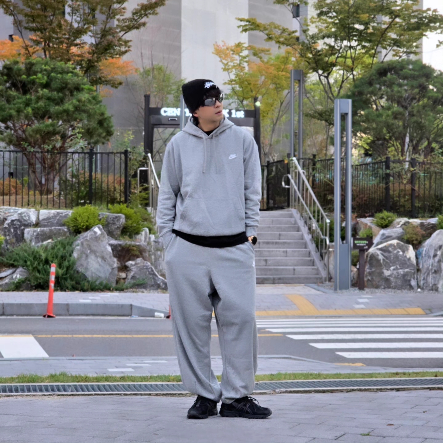 Stussy Big Stock Cuff Beanie Black, Nike NSW Club Fleece Pullover Hoodie Dark Grey Heather - Asia 착용 스타일 - 2