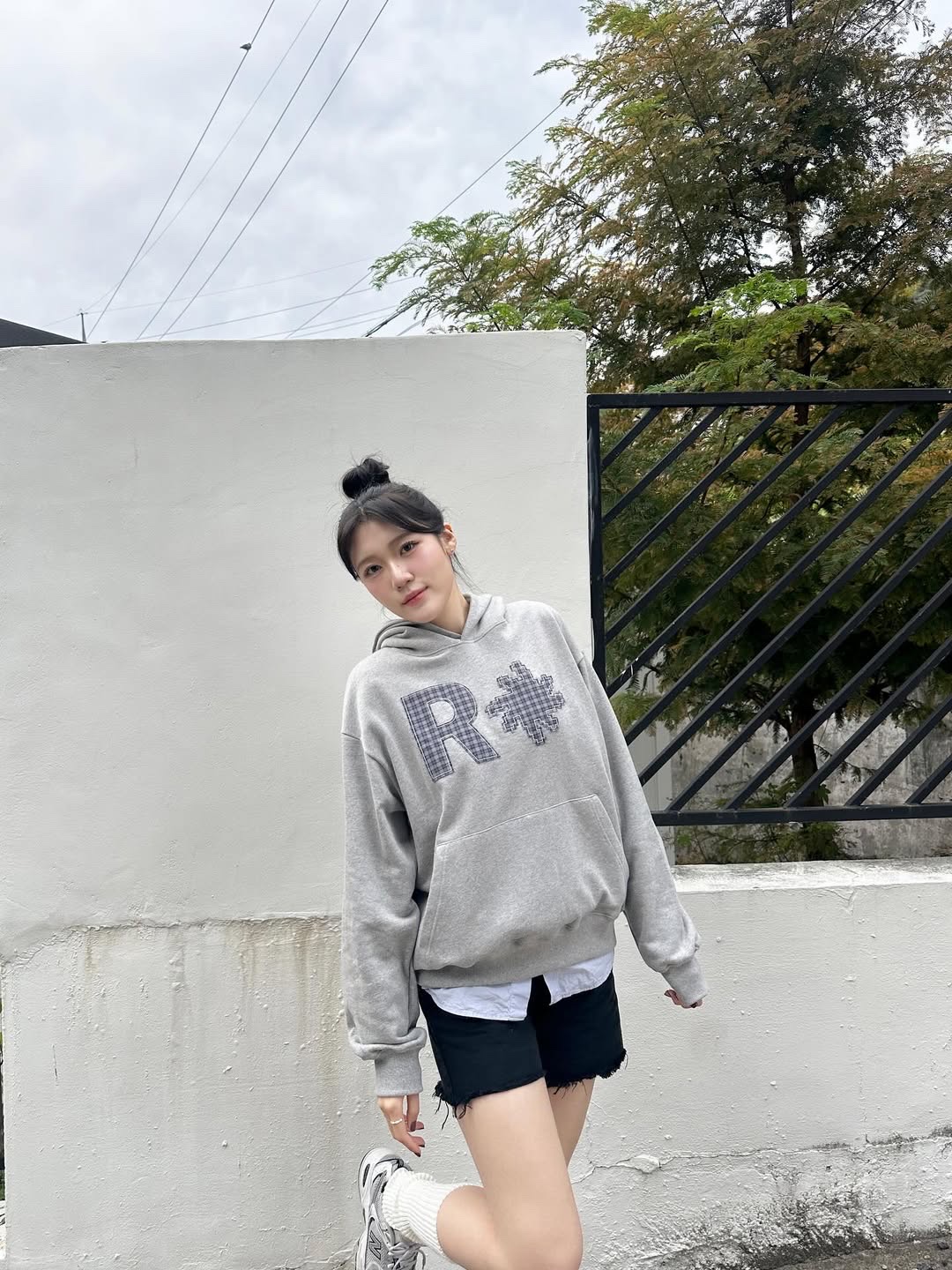SLOW RECORD HOUSE Check Patch Hoodie Grey 착용 스타일 - 1