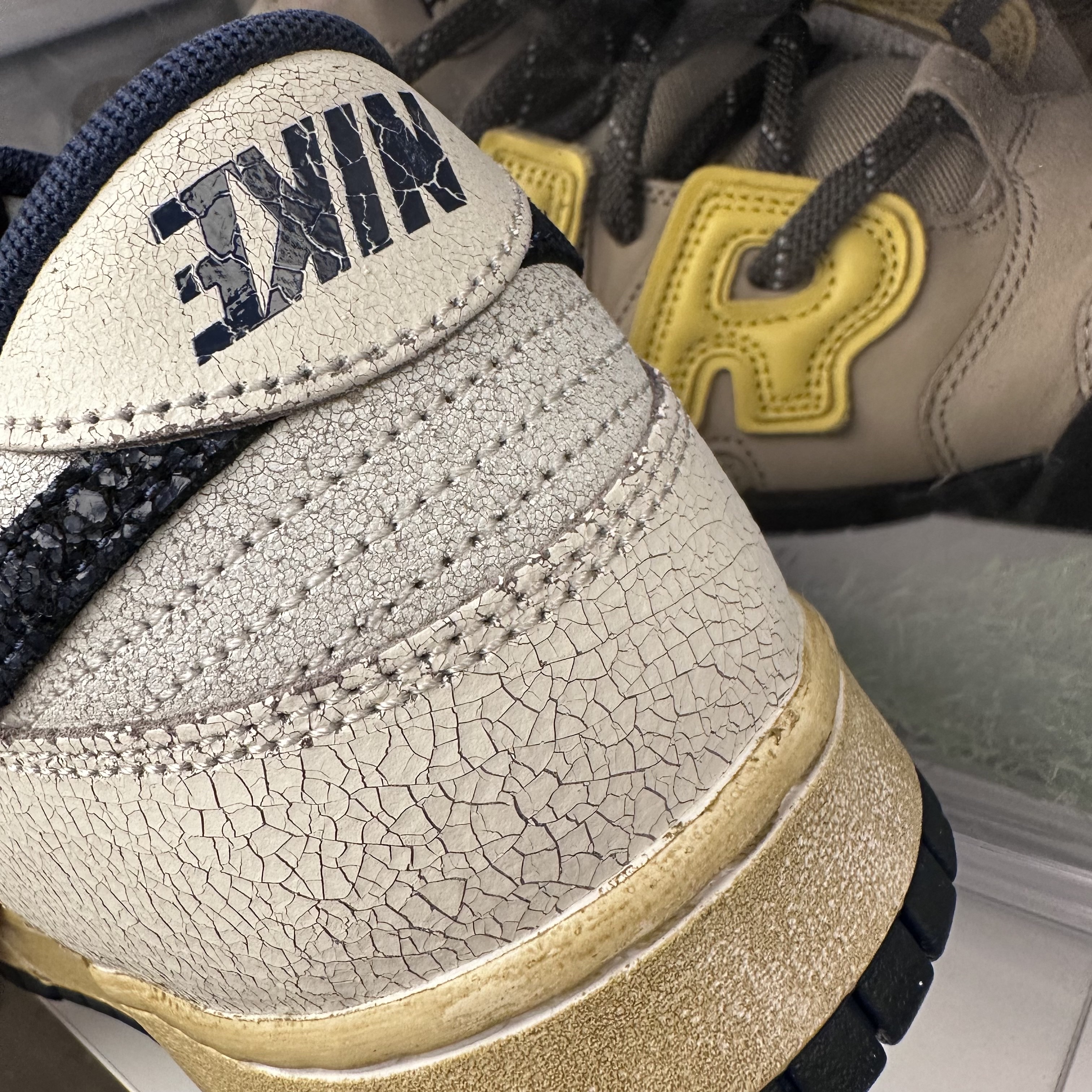 Nike x Stranger Things Dunk Low Phantom and Midnight Navy 착용 스타일 - 4