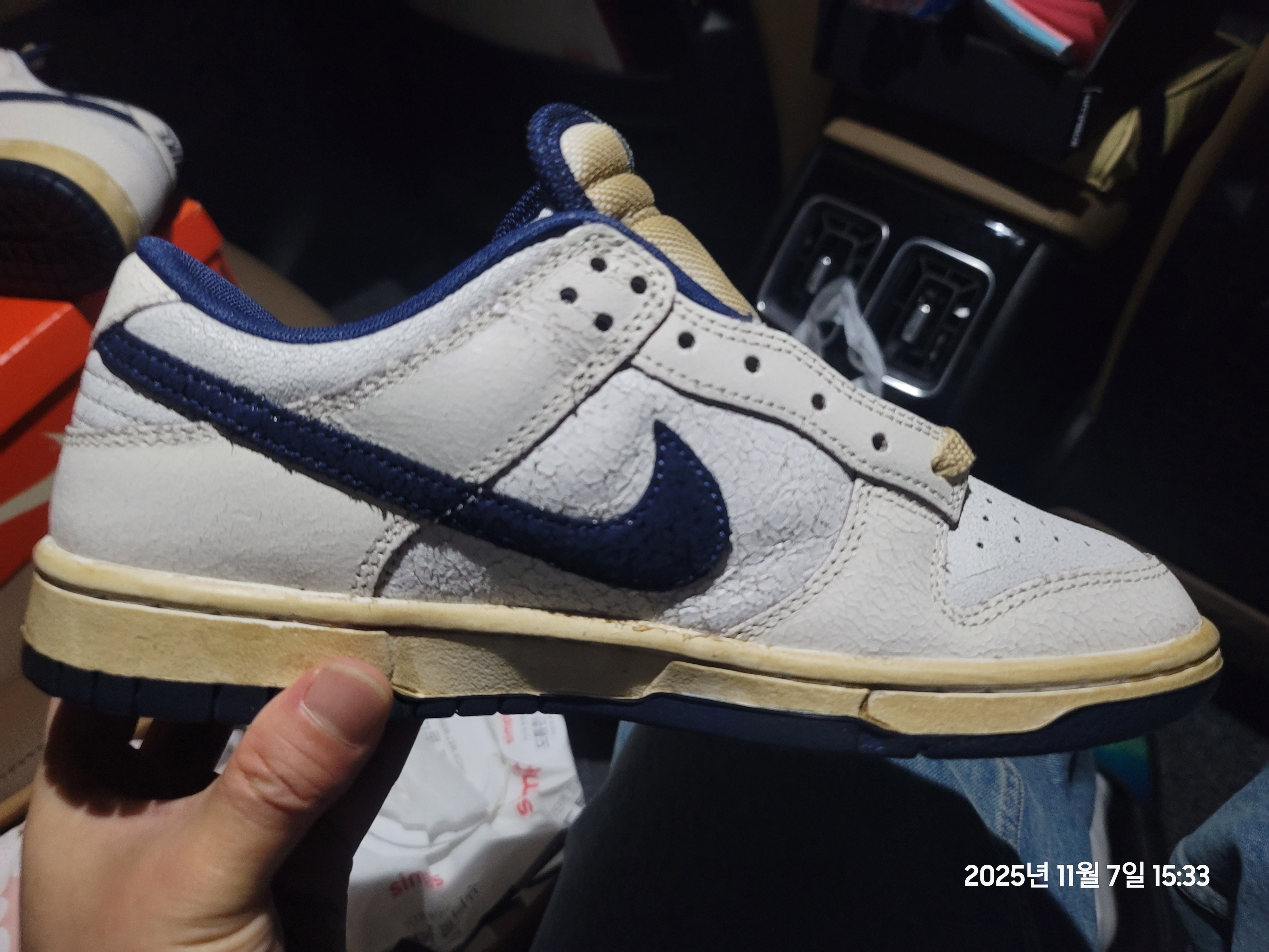 Nike x Stranger Things Dunk Low Phantom and Midnight Navy 착용 스타일 - 6