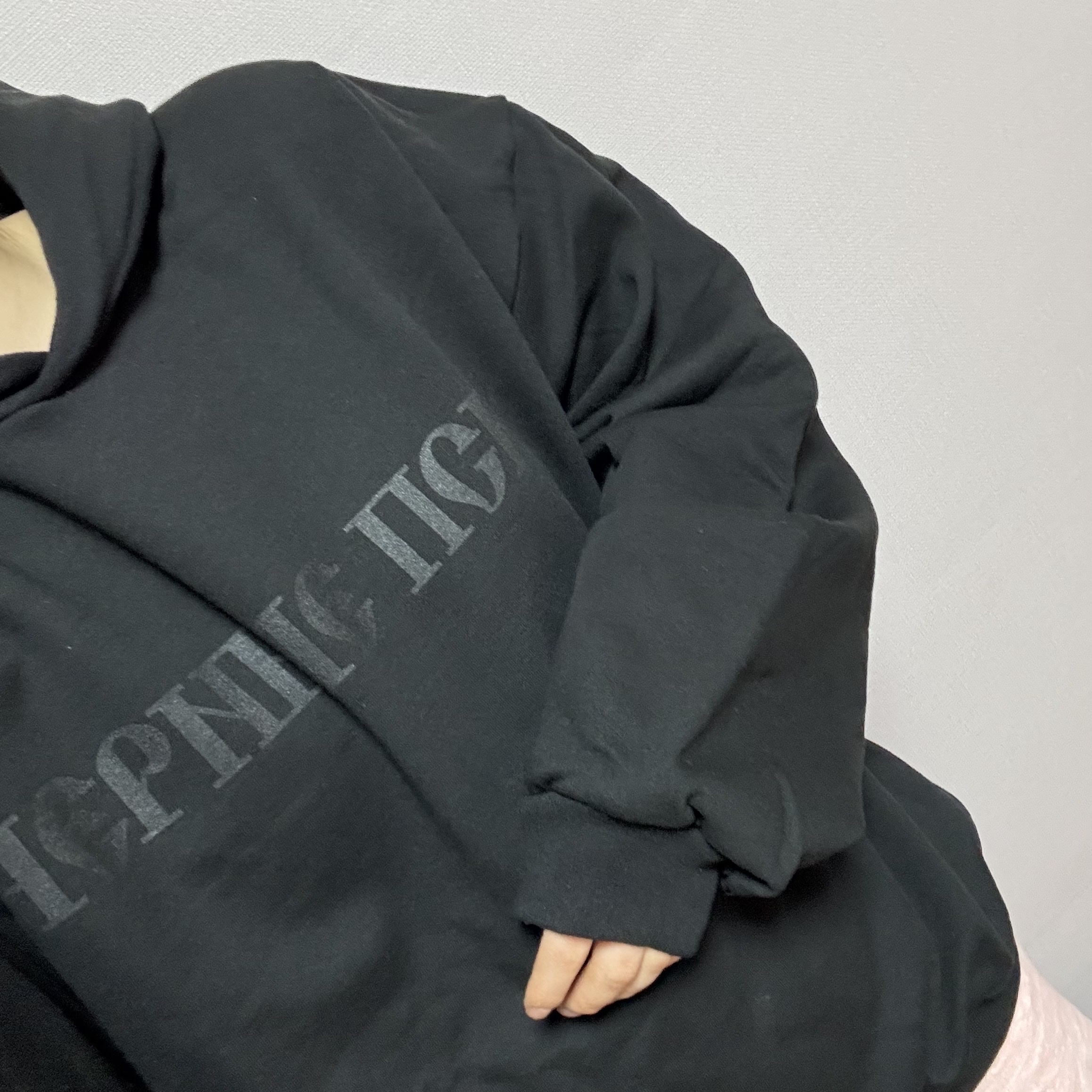 Yeezy x Gosha Rubchinskiy YZY Black Dogs Hoodie Black 착용 스타일 - 1