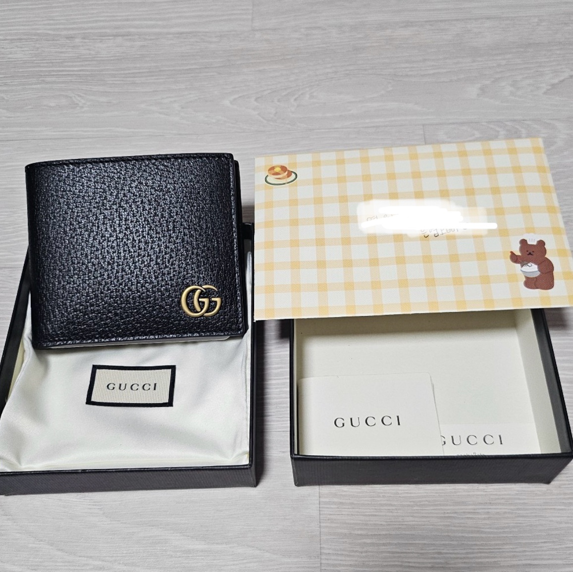 Gucci GG Marmont Leather Bi-Fold Wallet Black Gold 착용 스타일