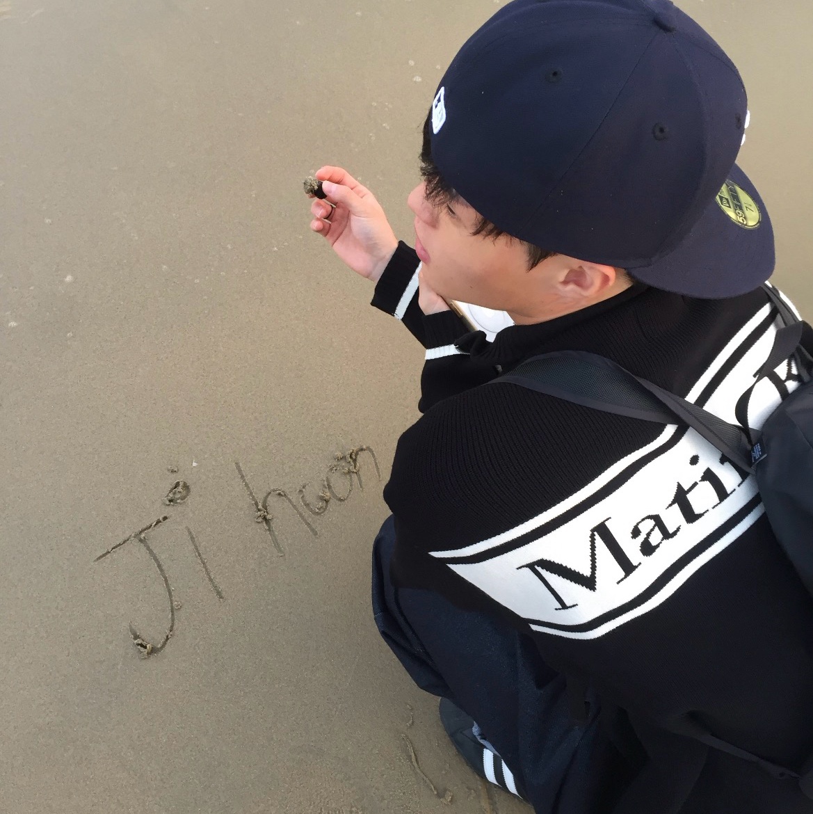 Matin Kim Spell Point Stripe Knit Cardigan Black, Arc'teryx Heliad 15 Backpack Black 착용 스타일 - 1