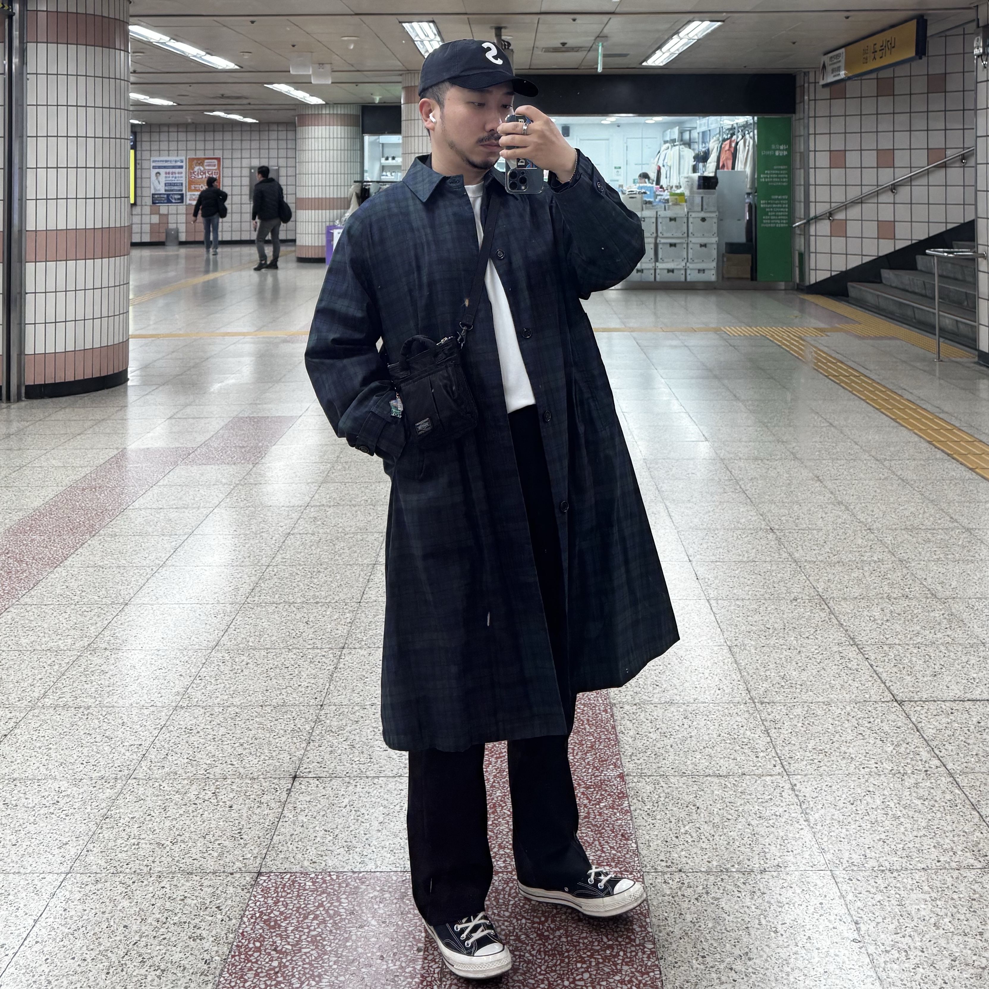 Converse Chuck 70 Ox Black - Standard, Porter Howl Helmet Bag Mini Black 착용 스타일