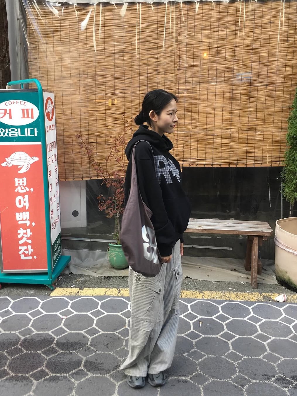 SLOW RECORD HOUSE Check Patch Hoodie Black 착용 스타일 - 3