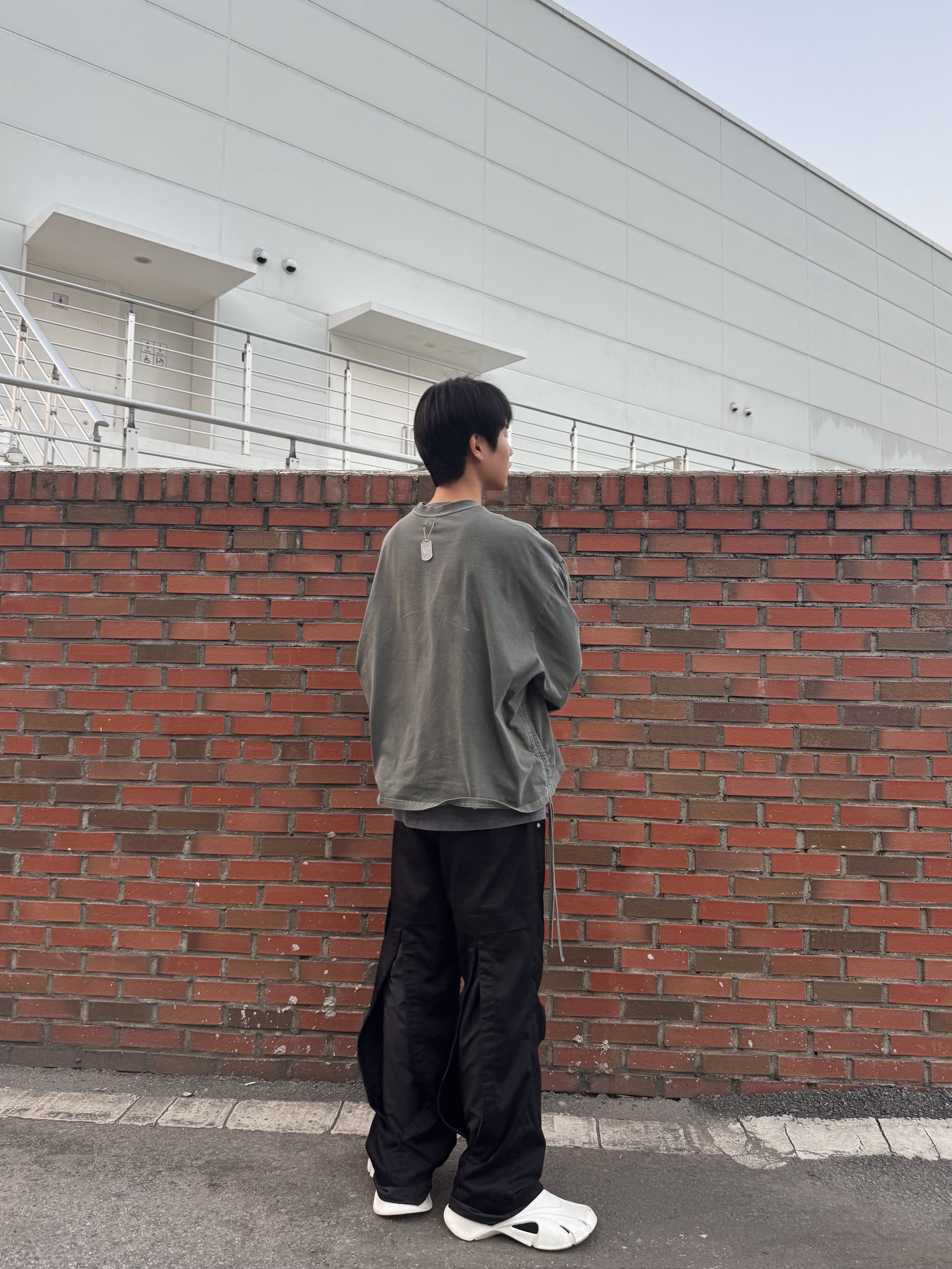 Balenciaga Rubber Mold Closed Beige, Wapworks Office Back Slit Pants Black 착용 스타일 - 3