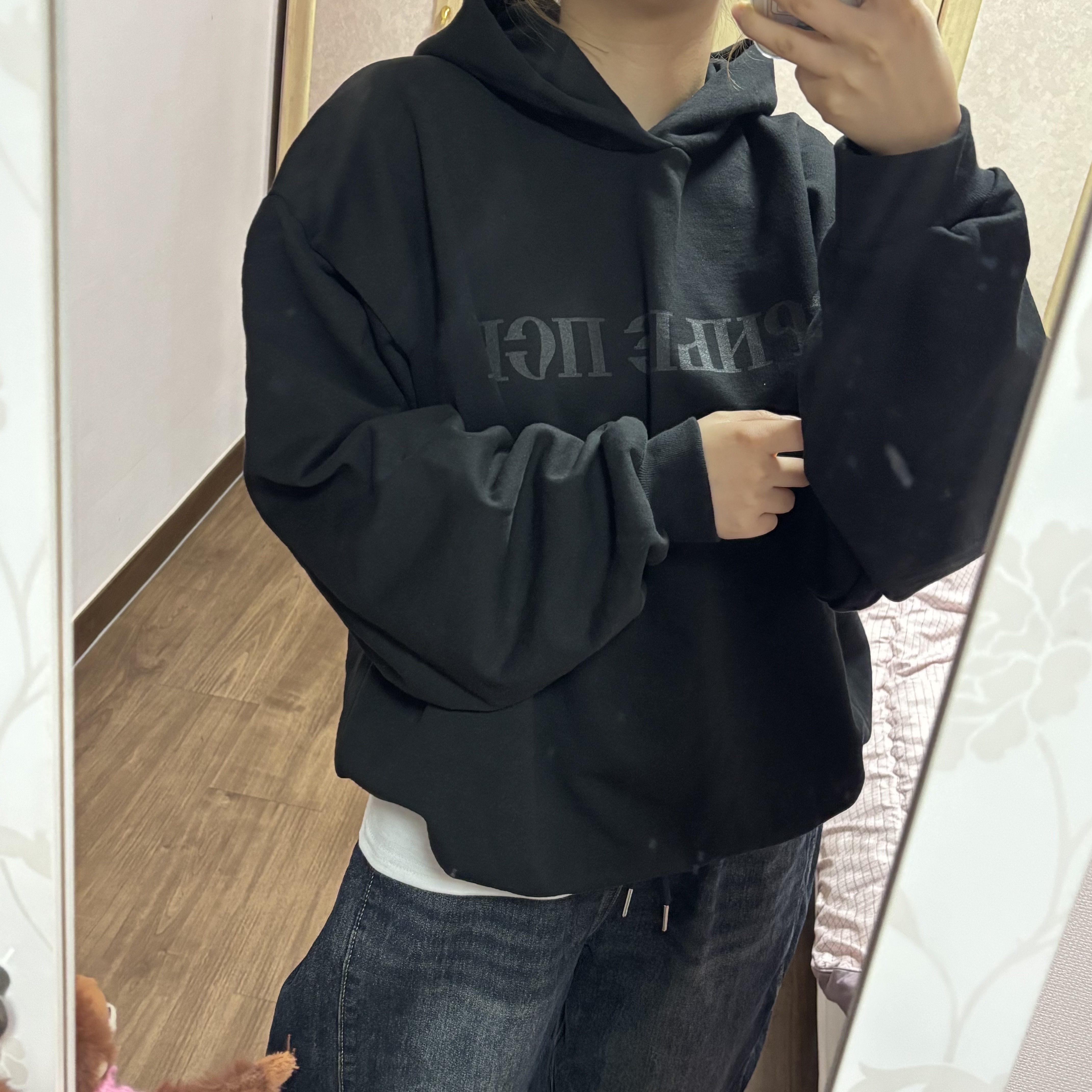 Yeezy x Gosha Rubchinskiy YZY Black Dogs Hoodie Black 착용 스타일 - 2