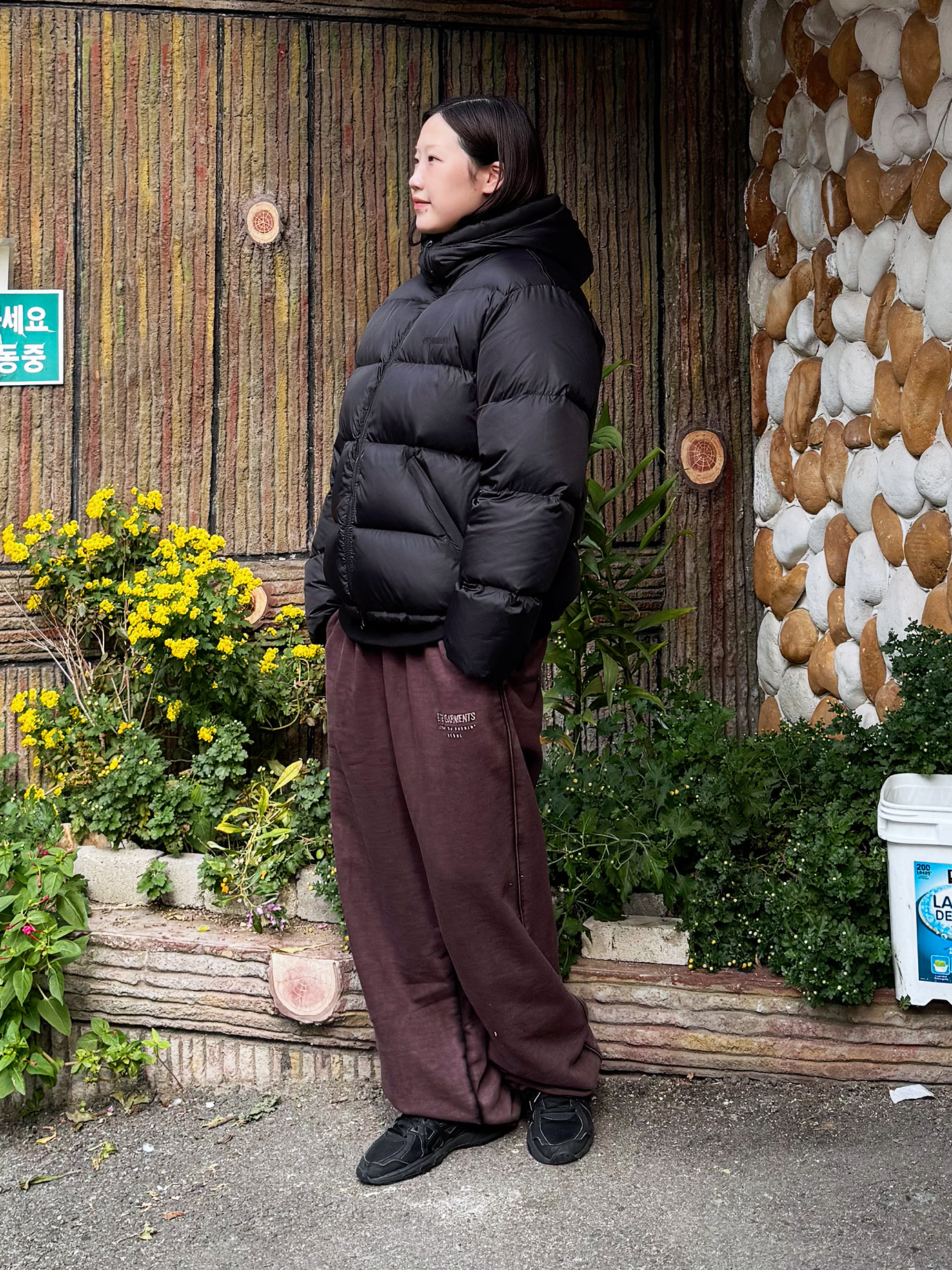QT8 GARMENTS Duck Down Heavyweight Hoodie Jacket Black, QT8 GARMENTS String Washed Sweatpants Black 착용 스타일 - 3