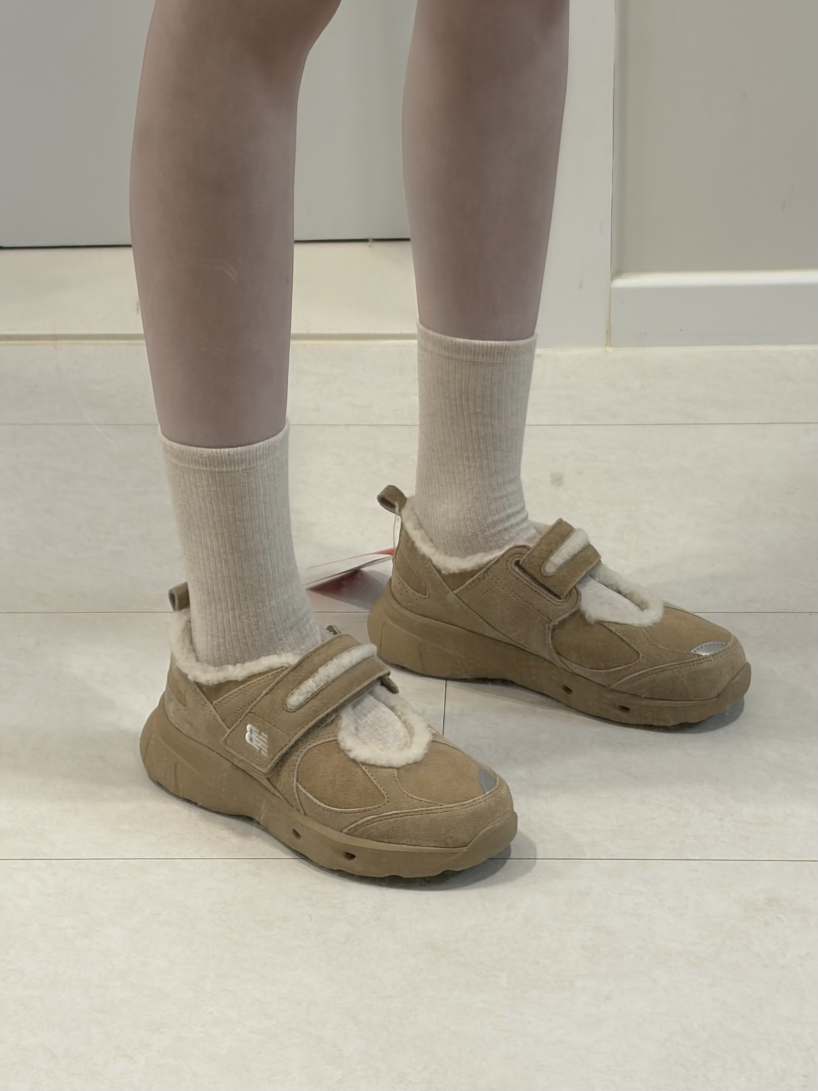 (W) New Balance Winter Breeze SD2205 Beige 착용 스타일 - 3