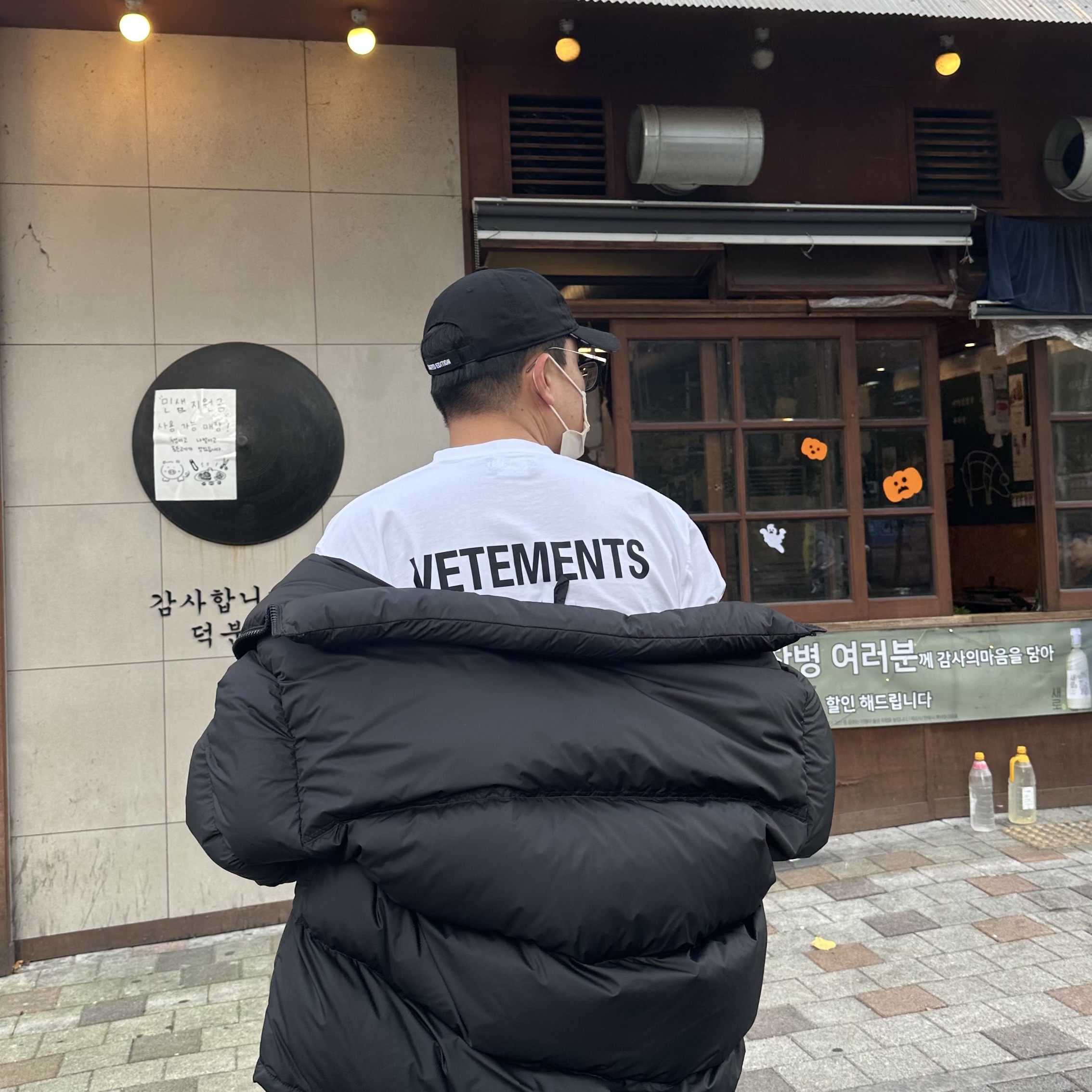 Vetements Iconic Logo Cap Black, Vetements Logo Patch Padded Jacket Black 착용 스타일 - 2