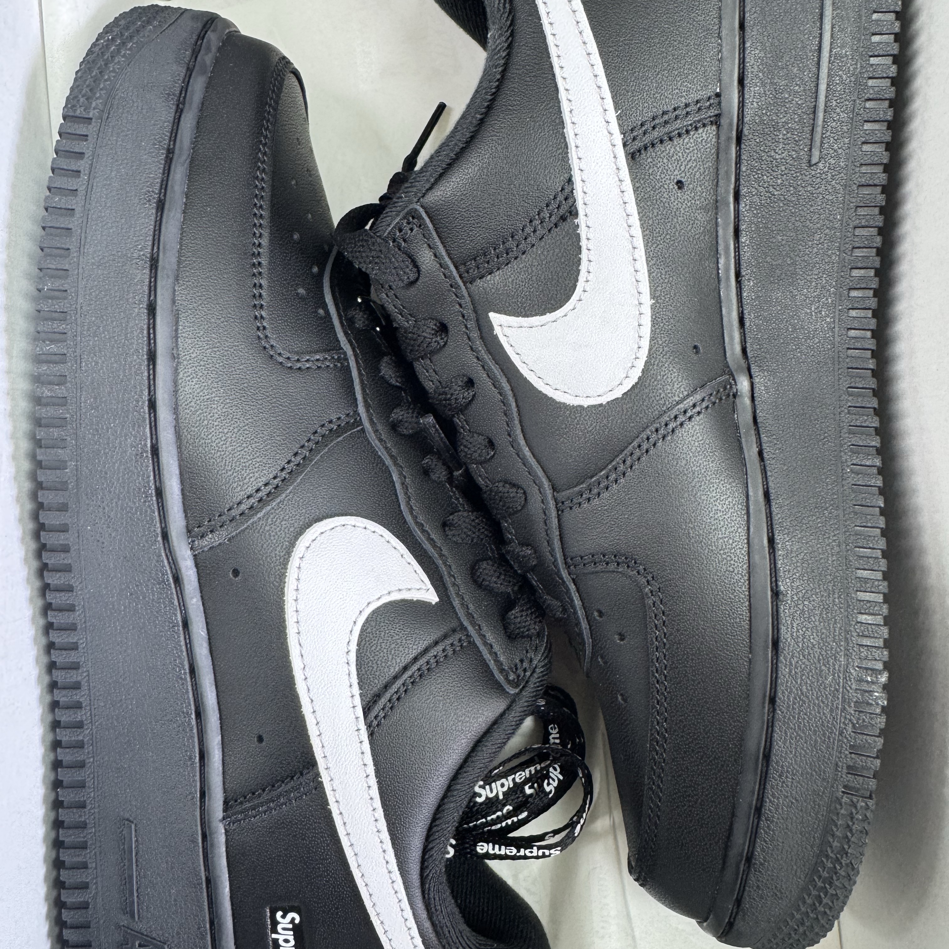 Nike x Supreme Air Force 1 Low Black 착용 스타일