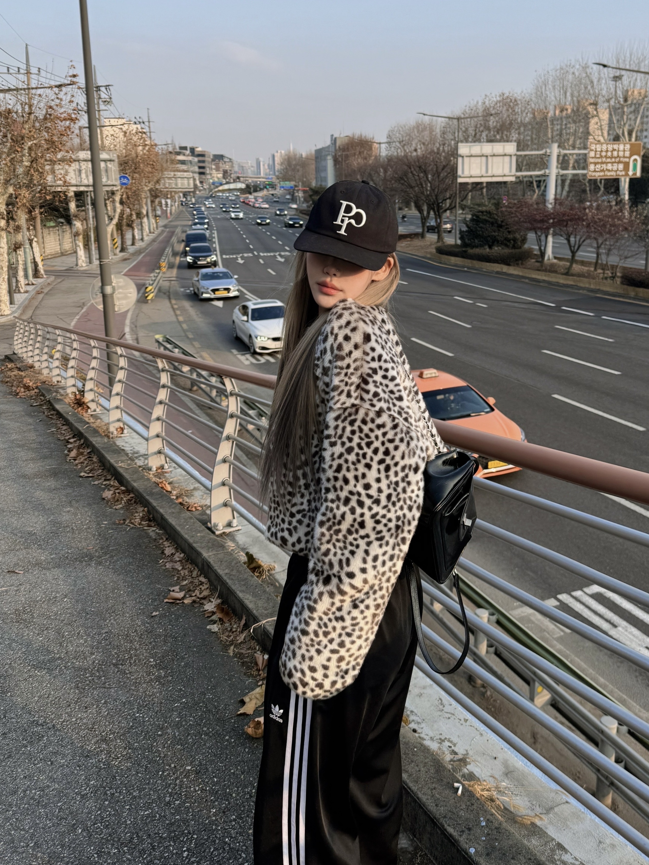 (W) Adidas Adicolor Classic Firebird Loose Track Pants Black - KR Sizing 착용 스타일 - 1