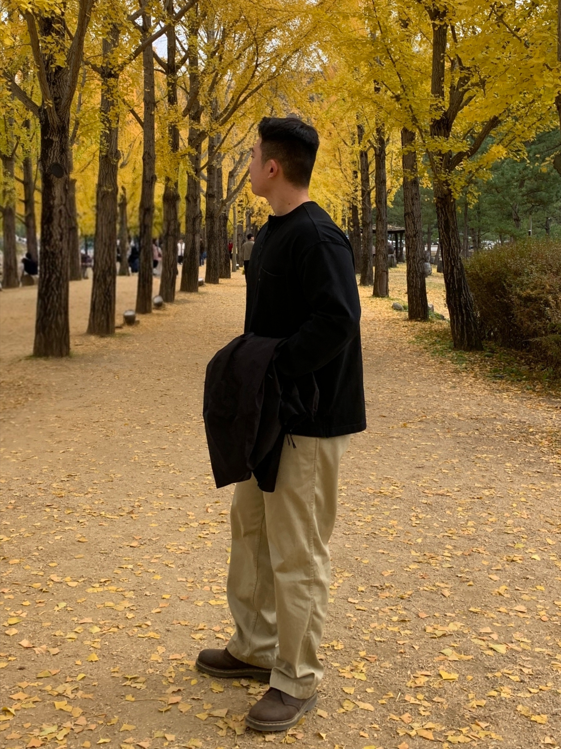 Nanamica Wide Chino Pants Khaki, Dr. Martens 1461 Crazy Horse Dark Brown 착용 스타일 - 1