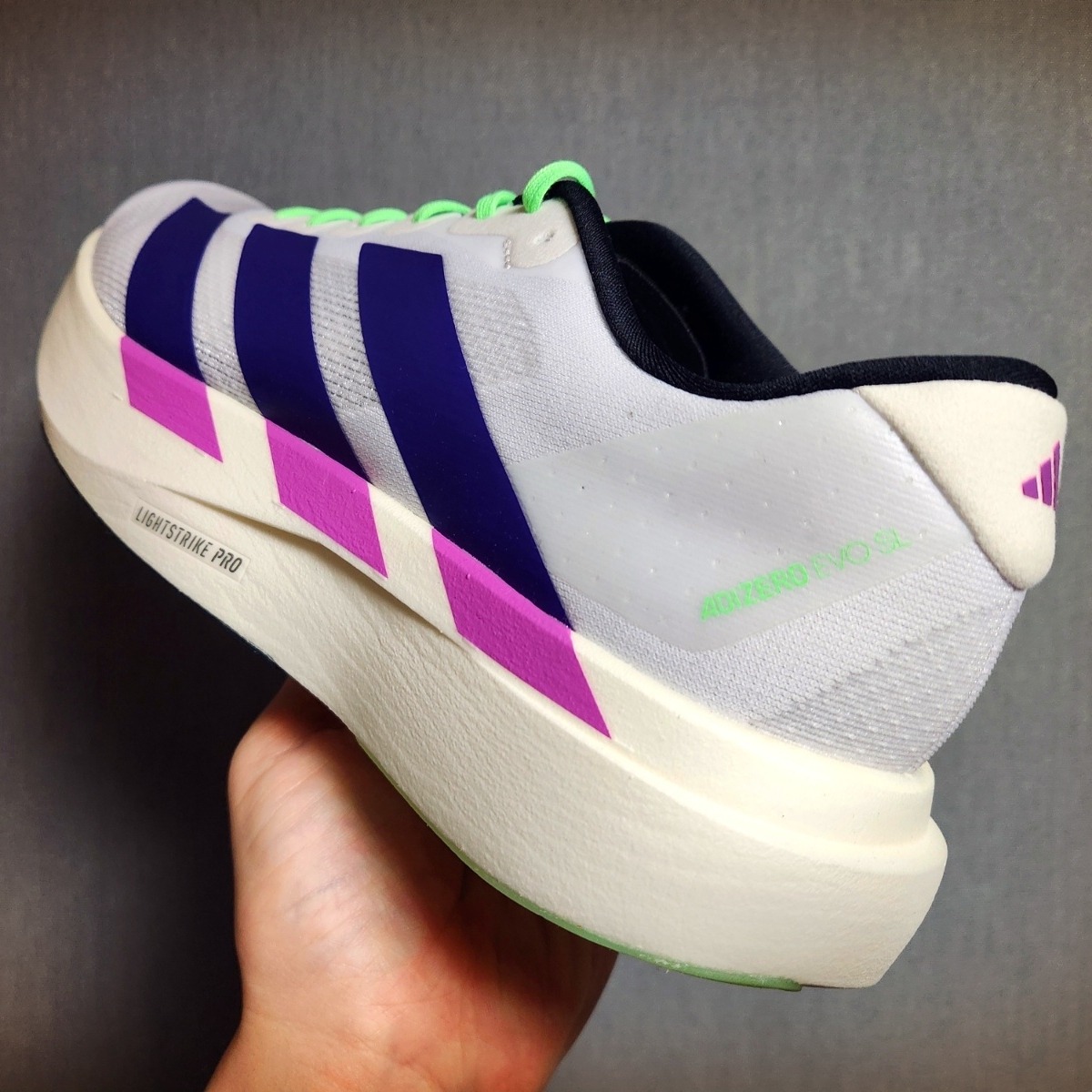 Adidas Adizero EVO SL Cloud White Collegiate Purple 착용 스타일 - 2