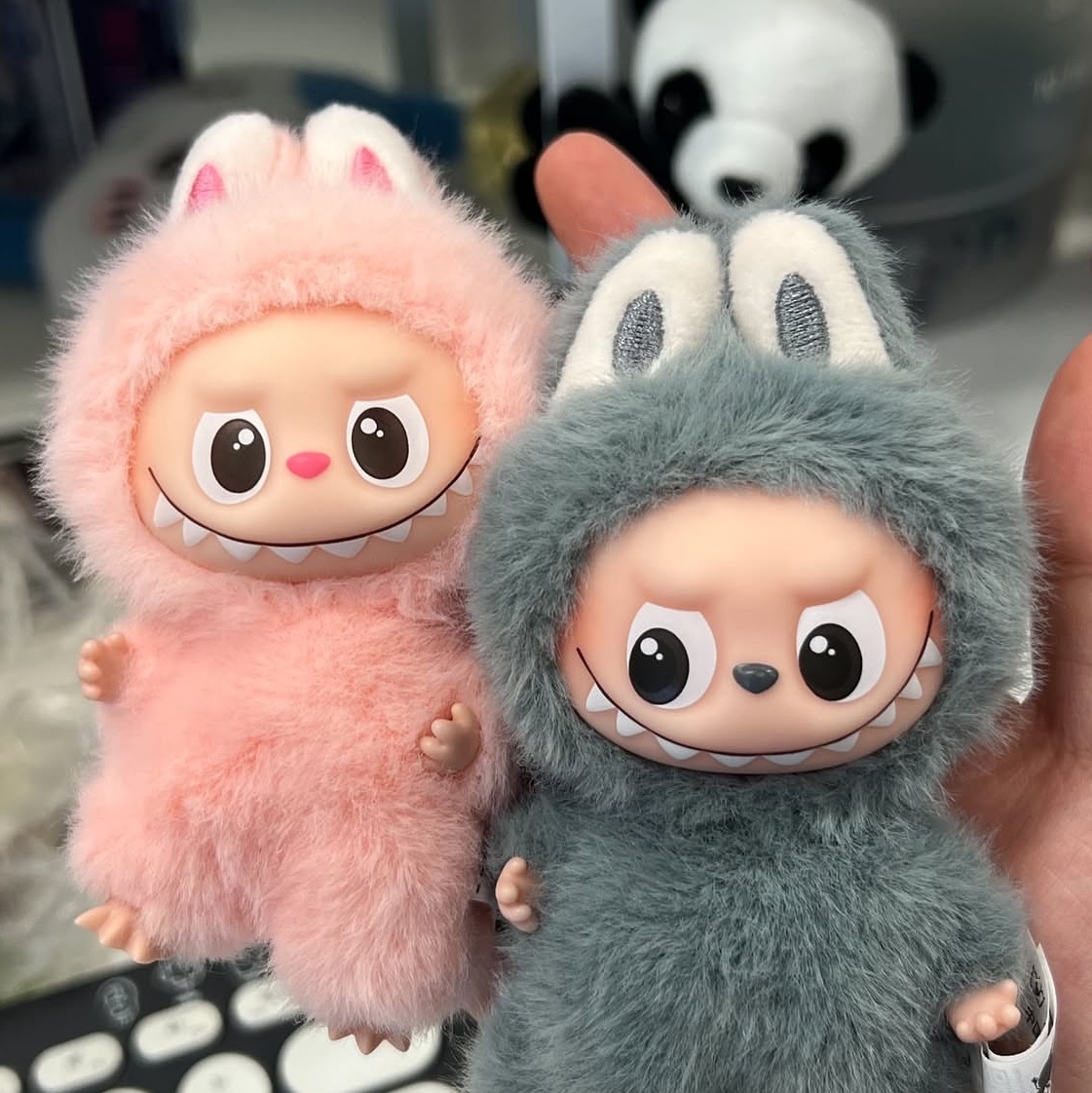 Pop Mart Labubu The Monsters Pin For Love Series Vinyl Plush Pendant (N-Z) W (Opened Case), Pop Mart Labubu The Monsters Pin For Love Series Vinyl Plush Pendant (N-Z) U (Opened Case) 착용 스타일
