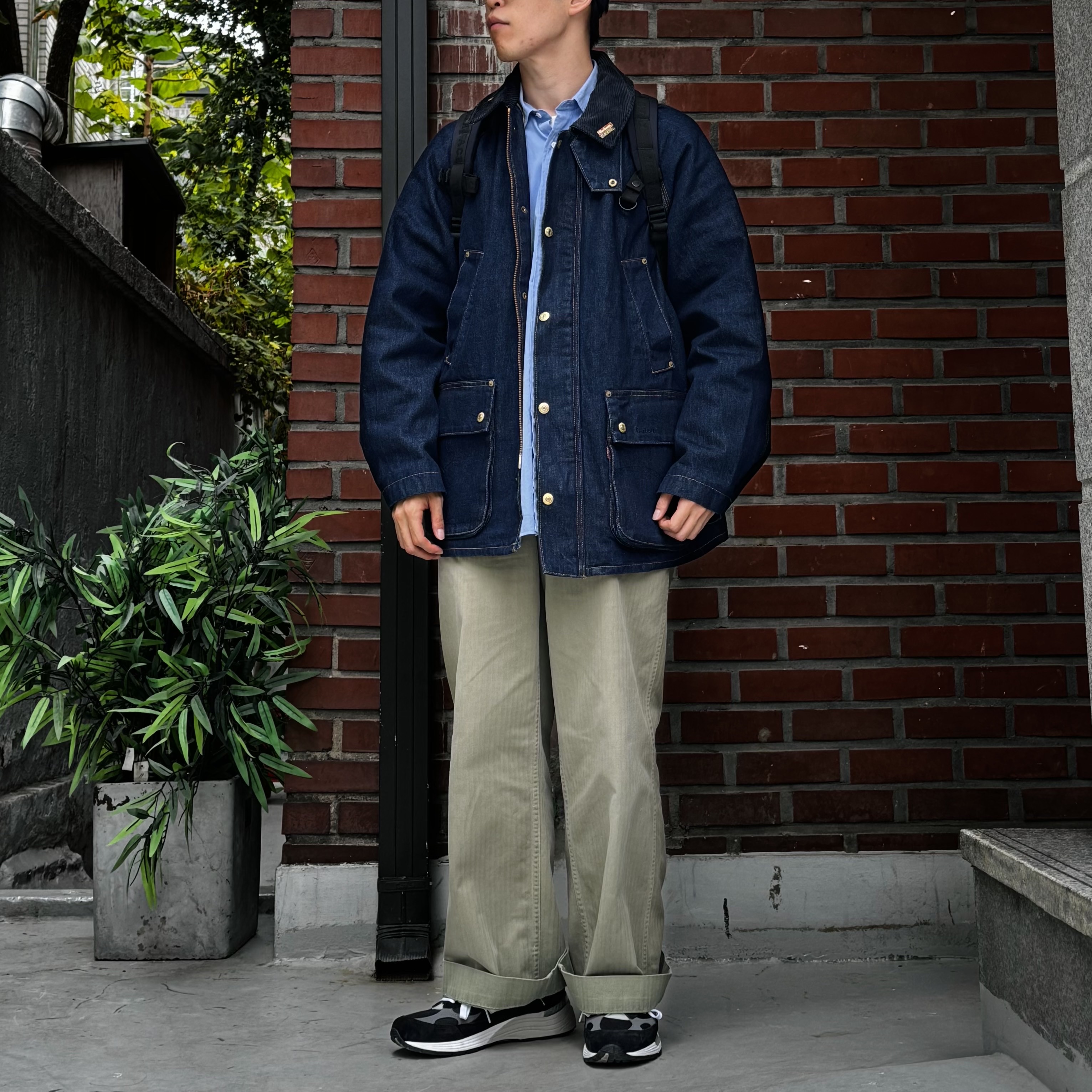 Levi's x Barbour Oversized Bedale Jacket Dark Rinsed Denim, New Balance 992 Made in USA Core Black Grey 착용 스타일 - 1