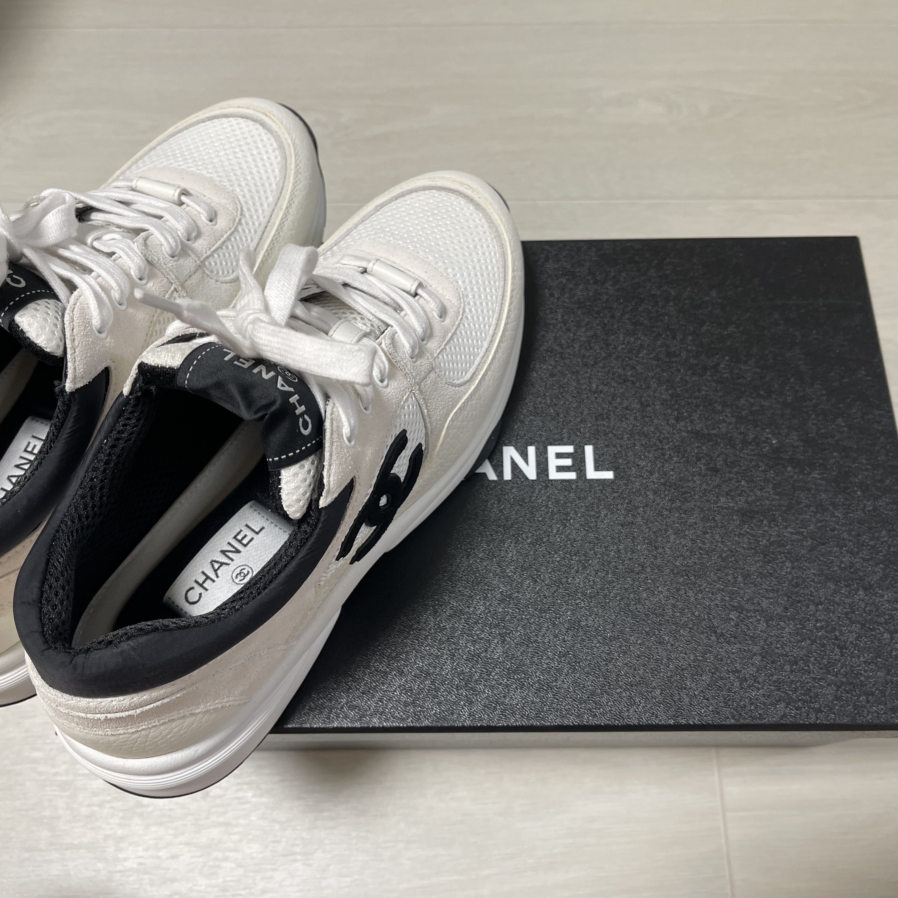 (W) Chanel Sneakers Mesh Suede Calfskin & White Black 착용 스타일 - 2