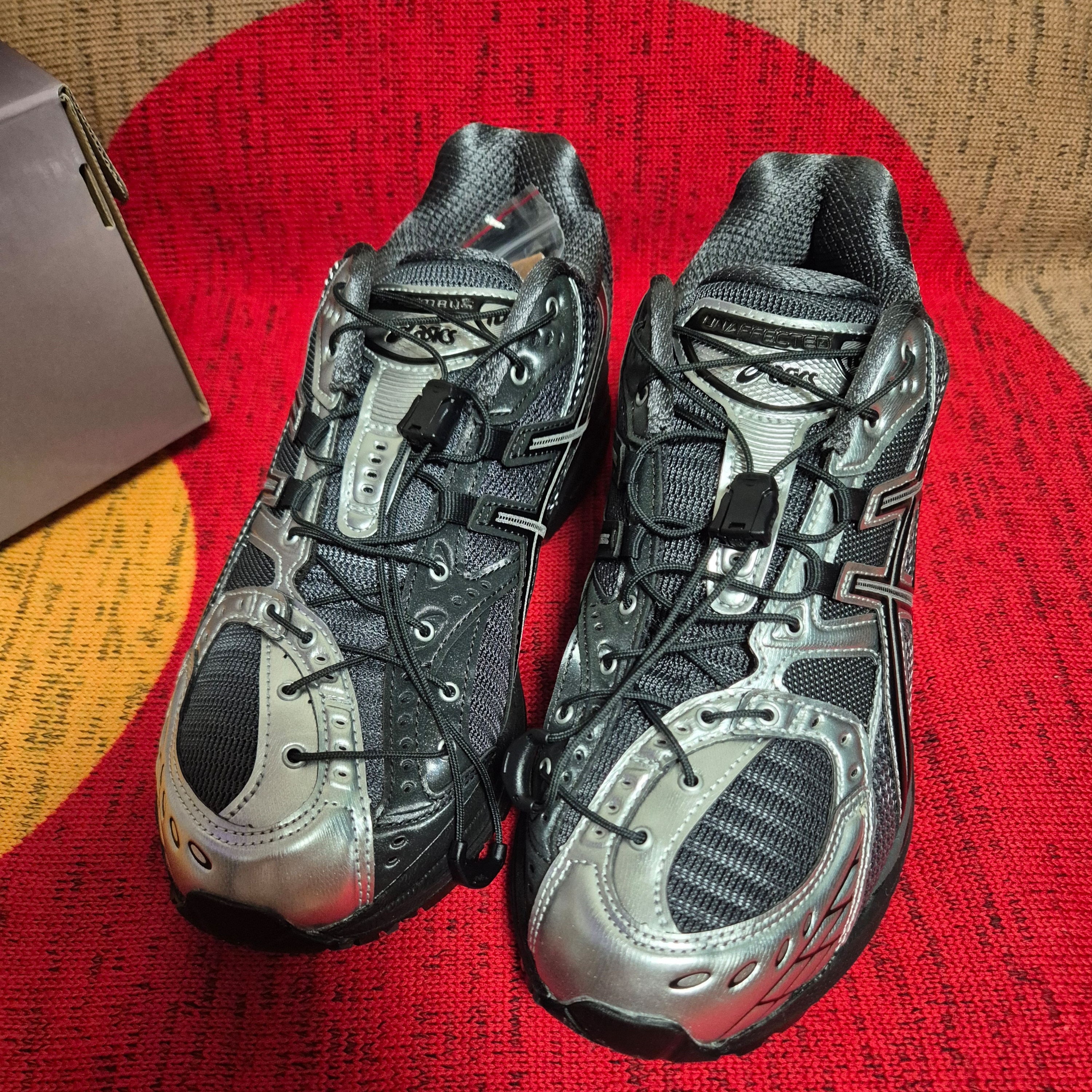 Asics x Unaffected Gel-Nimbus 10.1 Silver Black 착용 스타일 - 4