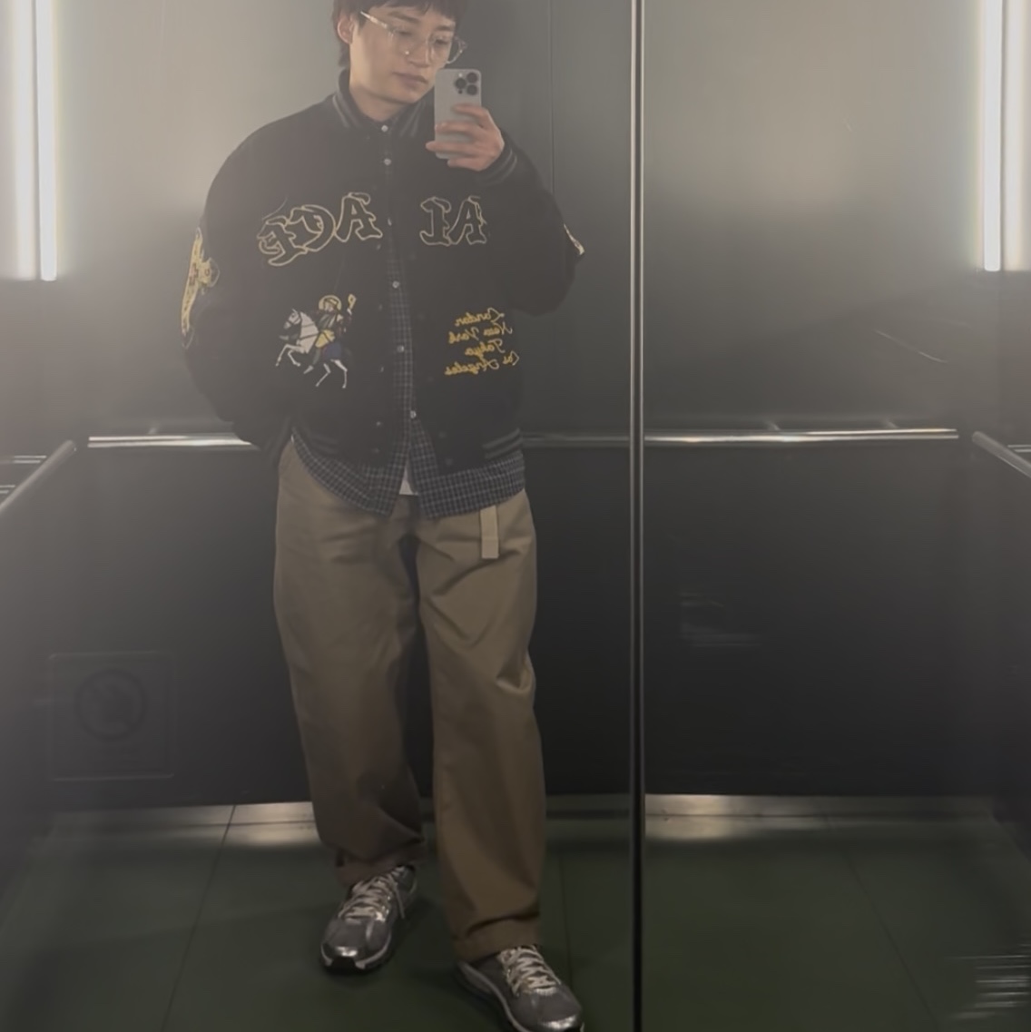 Palace Saints Varsity Jacket Black - 24SS, Nike Air Max 2013 Metallic Silver Metallic Pewter 착용 스타일
