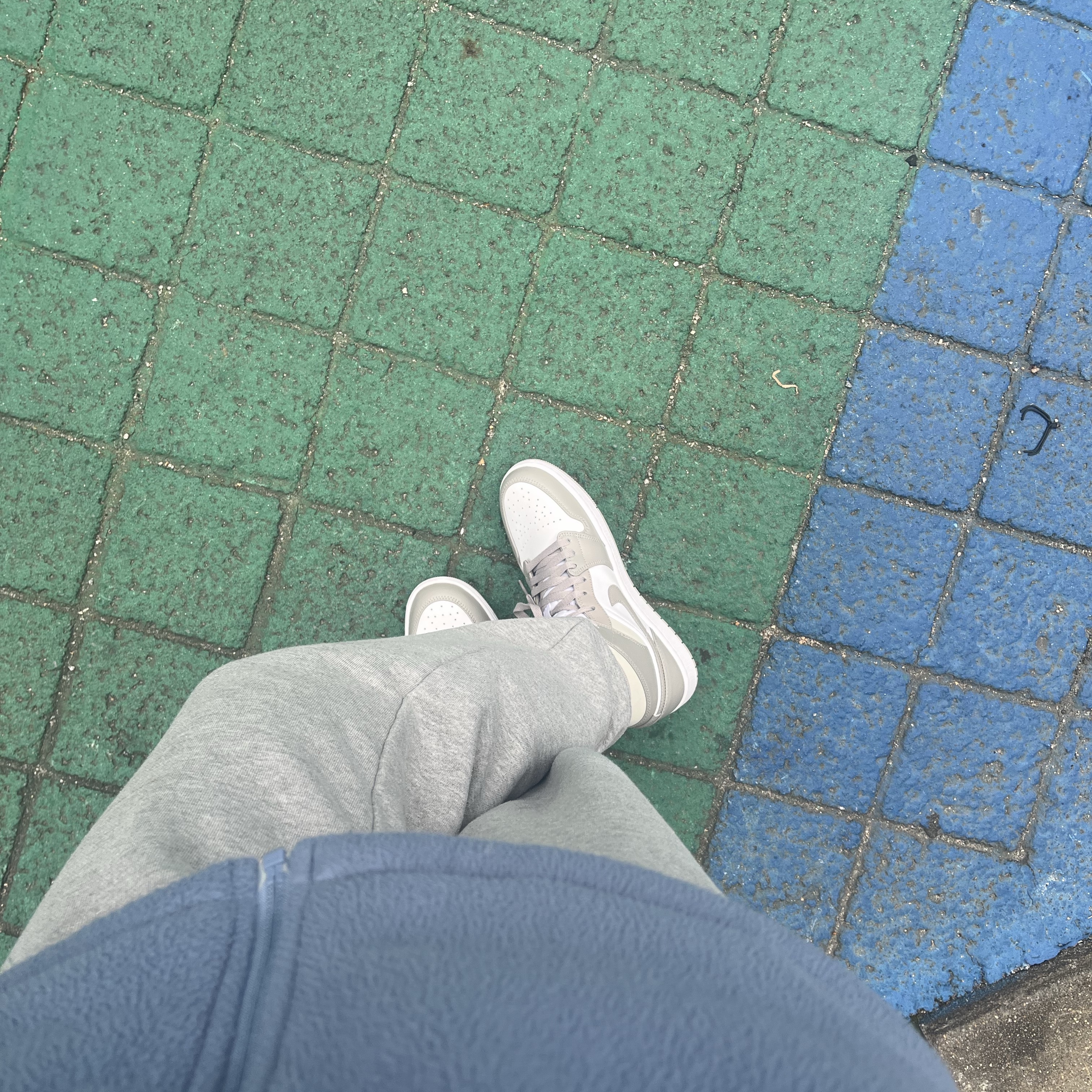 Jordan 1 Mid College Grey 착용 스타일