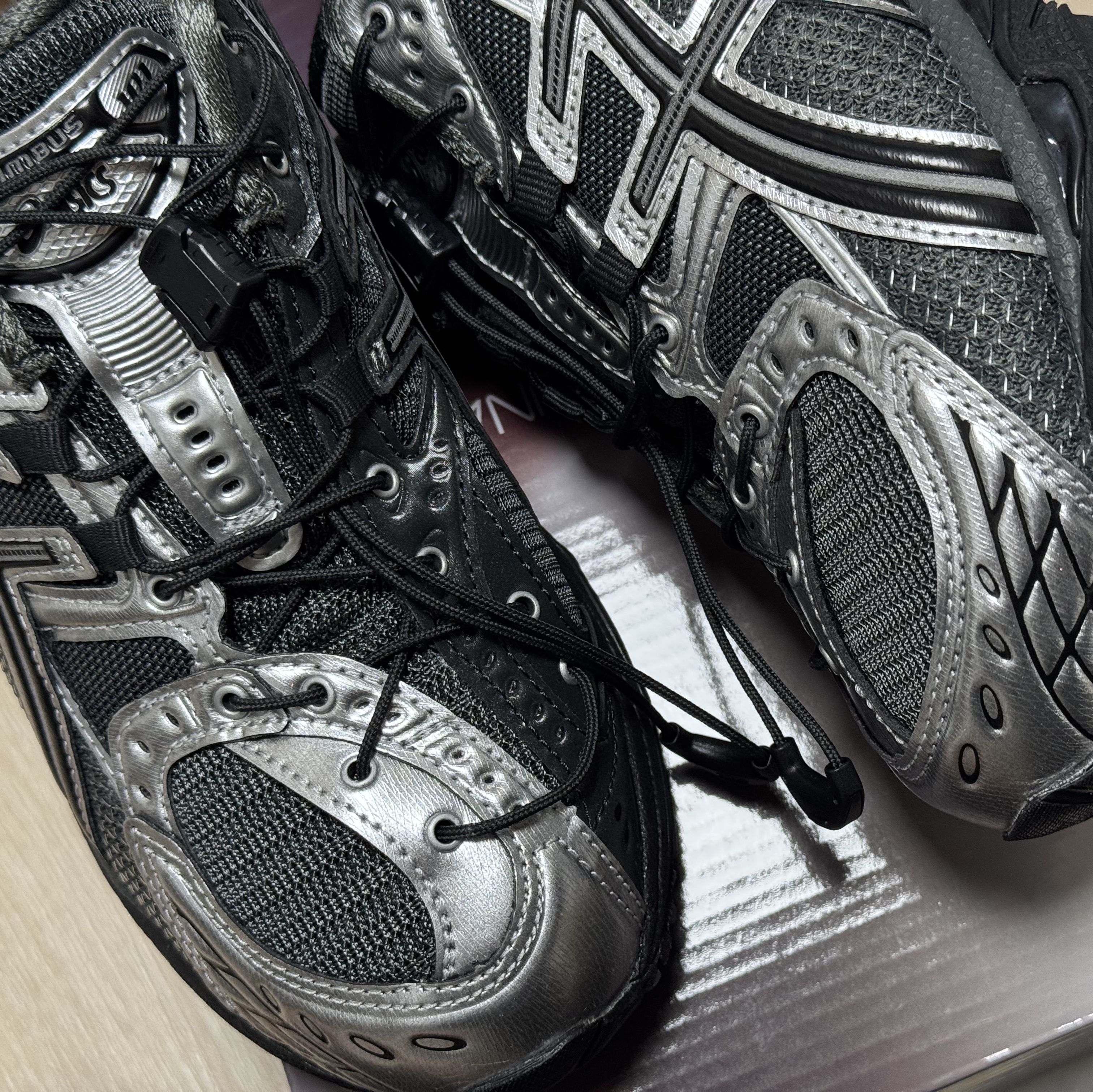 Asics x Unaffected Gel-Nimbus 10.1 Silver Black 착용 스타일 - 2
