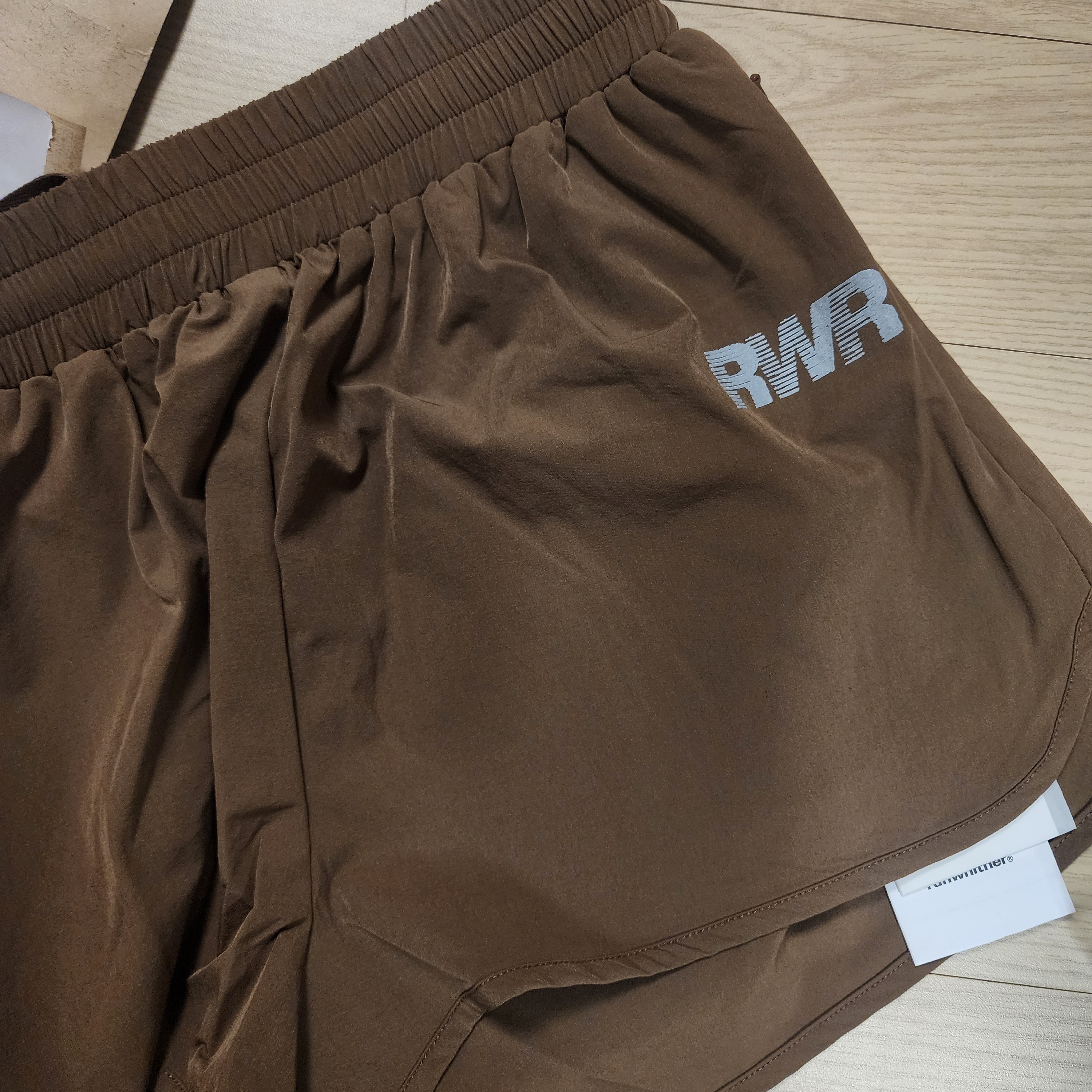 [KREAM 단독] runwhither 3inch Shorts Brown 착용 스타일