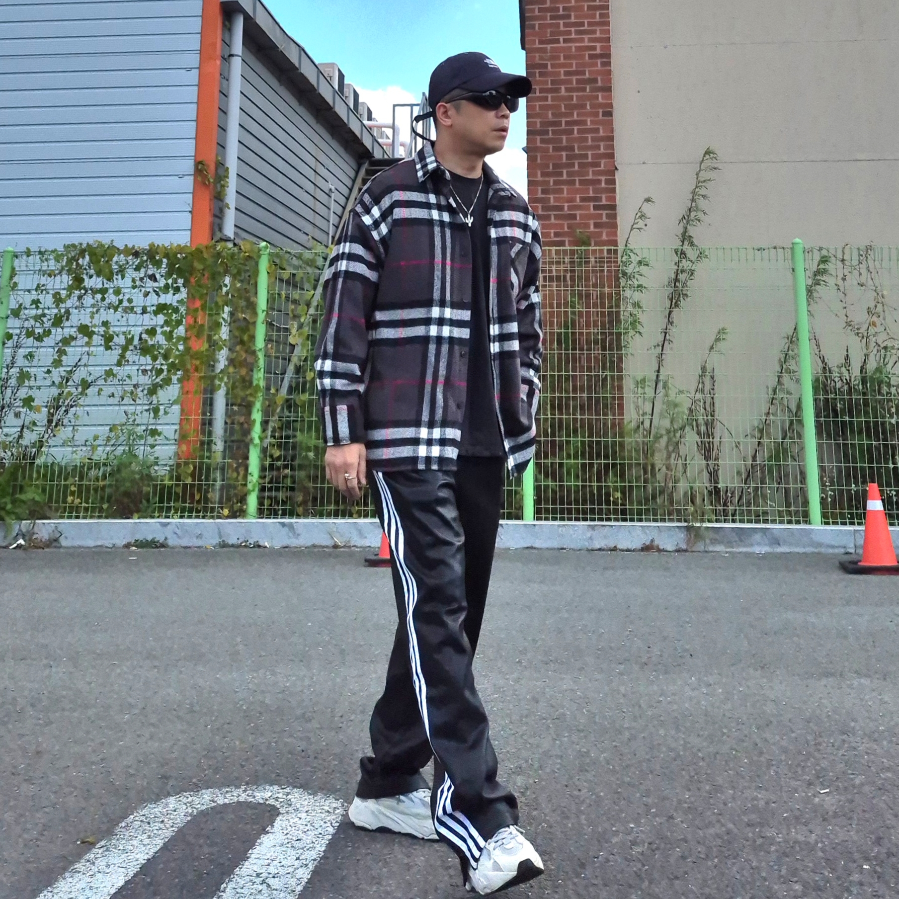 Adidas Yeezy Boost 700 V2 Static 2018, Adidas Faux Leather Adicolor 3S Firebird Track Pants Black - KR Sizing 착용 스타일 - 1