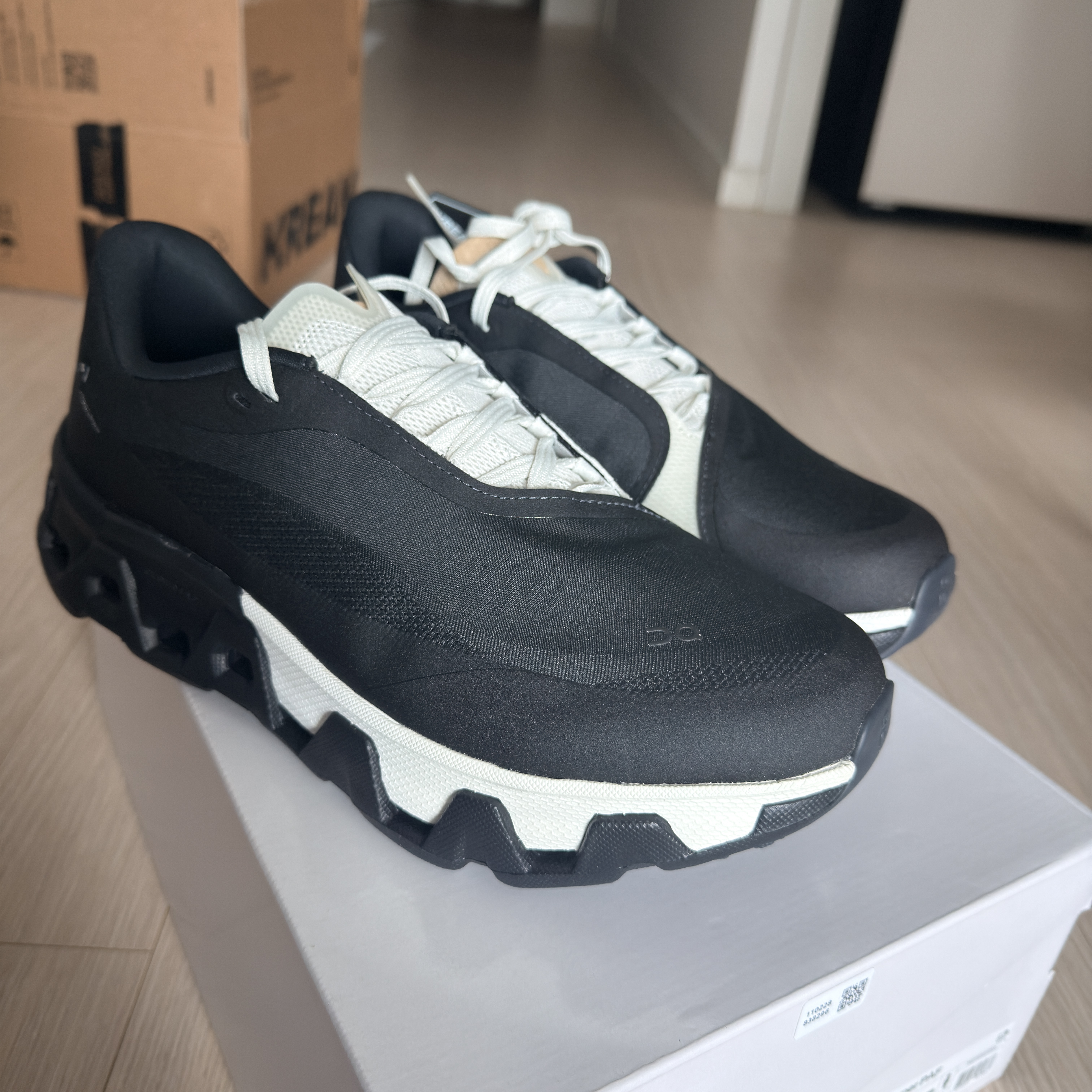 On Running x Post Archive Faction (Paf) Cloudmonster Hyper Black 착용 스타일