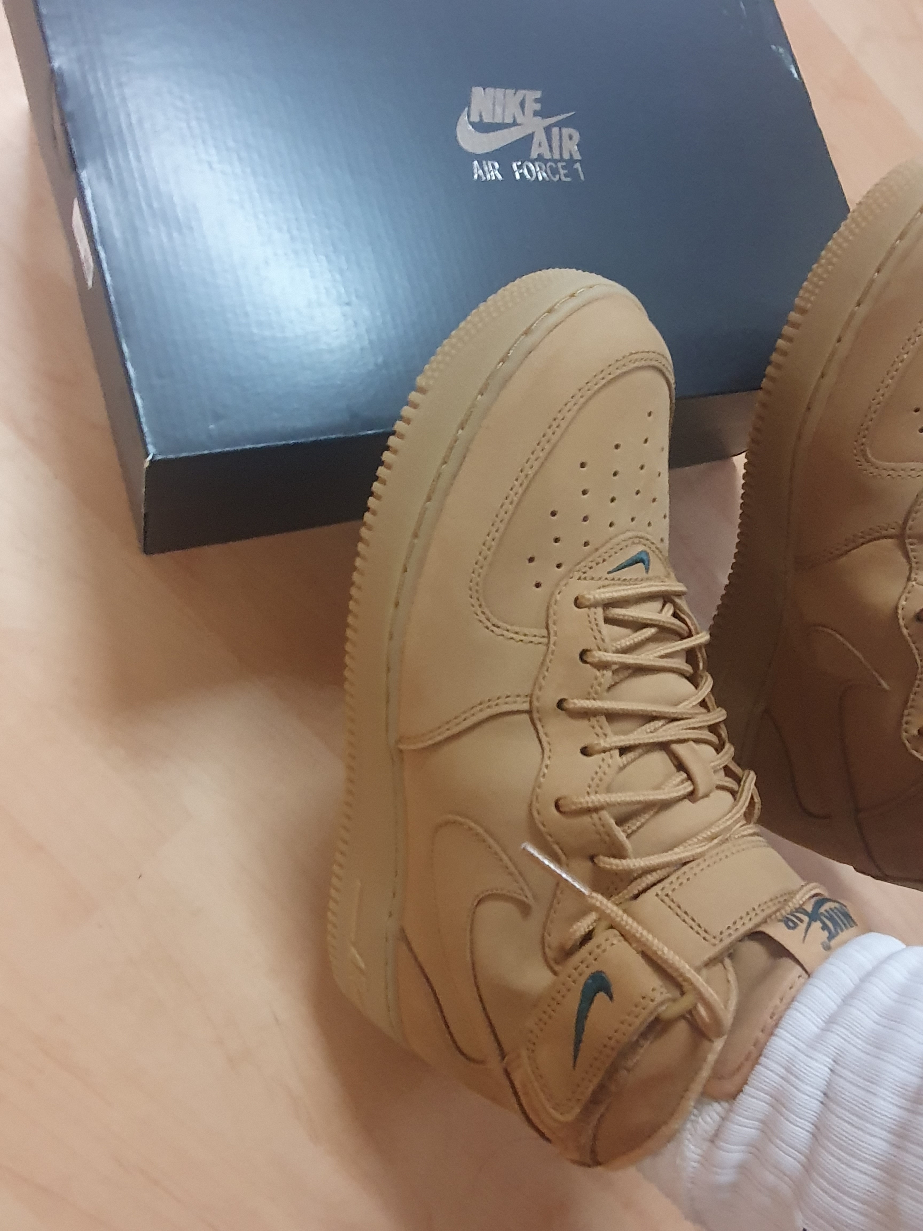 Nike Air Force 1 Mid Flax and Outdoor Green 착용 스타일 - 1