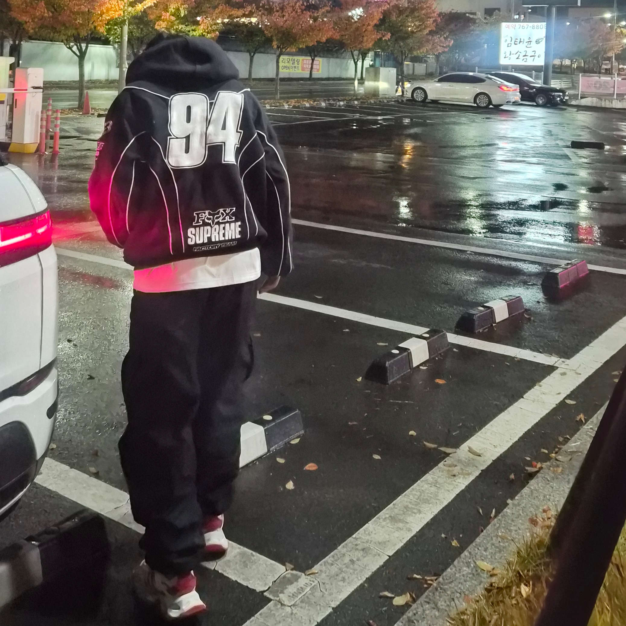 Adidas Vento XLG Deluxe Sneakers White Red, Supreme x Fox Racing Zip Up Hooded Sweatshirt Black - 25FW 착용 스타일 - 1