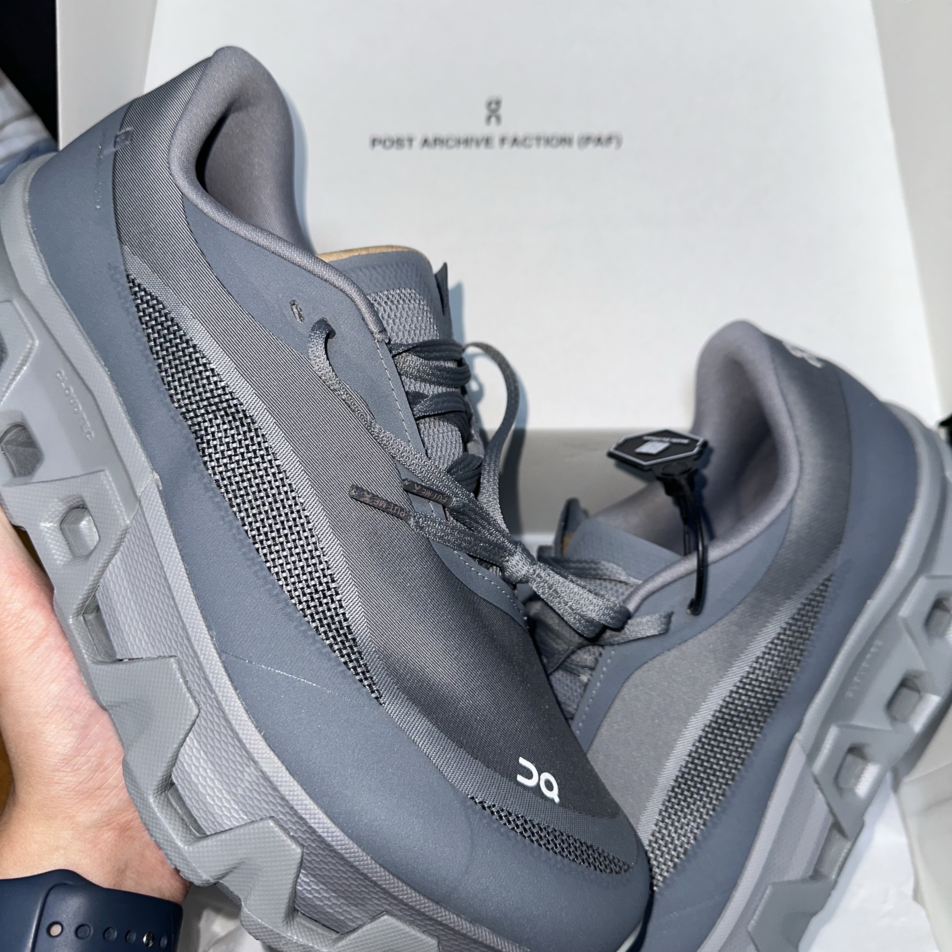 On Running x Post Archive Faction (Paf) Cloudmonster Hyper Phantom Apollo 착용 스타일 - 2