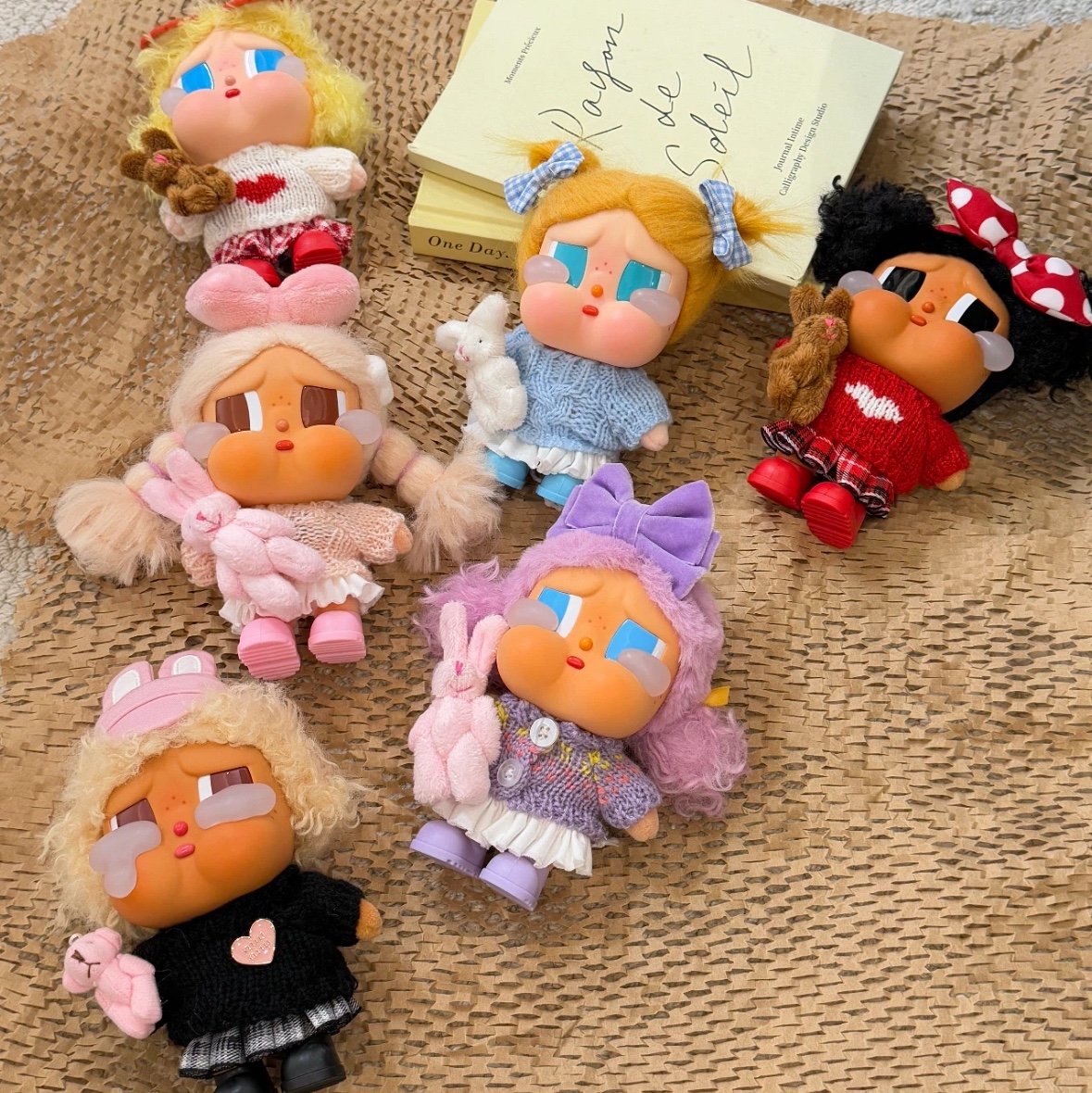 Pop Mart Crybaby Vacation Mode On Series Vinyl Plush Pendant My Summer Vibe (Opened Case), Pop Mart Crybaby Vacation Mode On Series Vinyl Plush Pendant Let's Surf (Opened Case) 착용 스타일