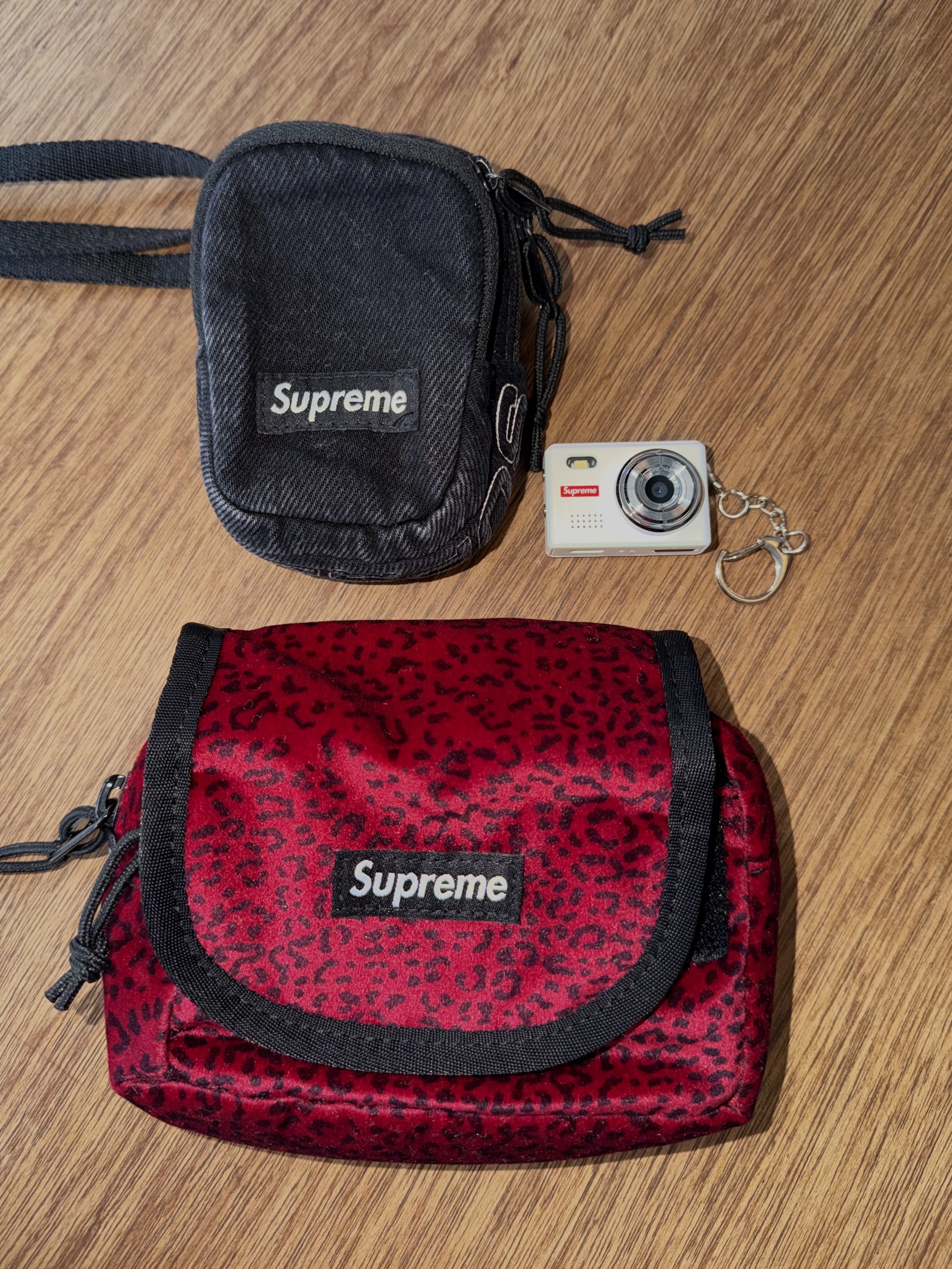 Supreme Velvet Mini Pouch Red Leopard - 25FW 착용 스타일