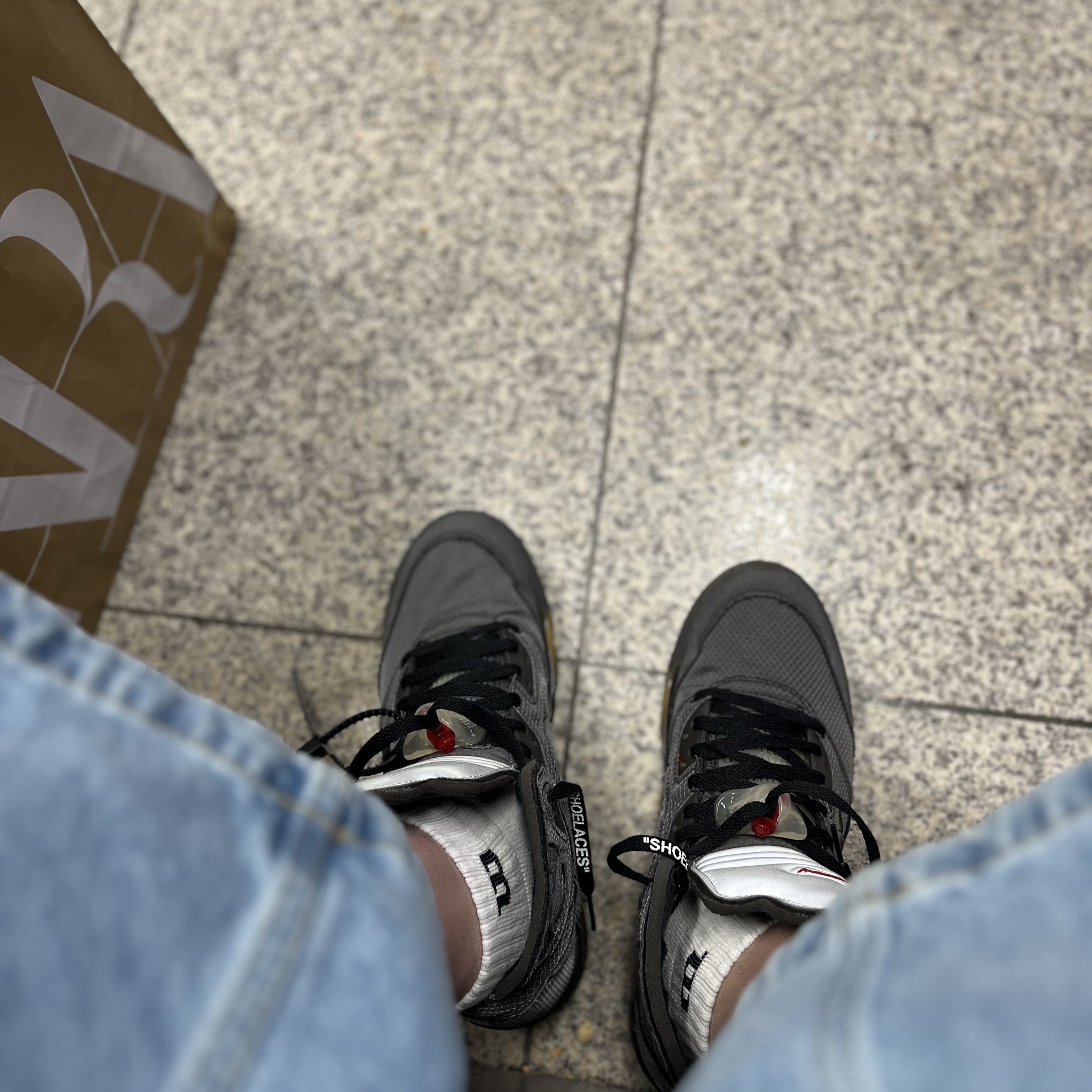 Jordan 5 x Off-White Retro SP Black Muslin 착용 스타일