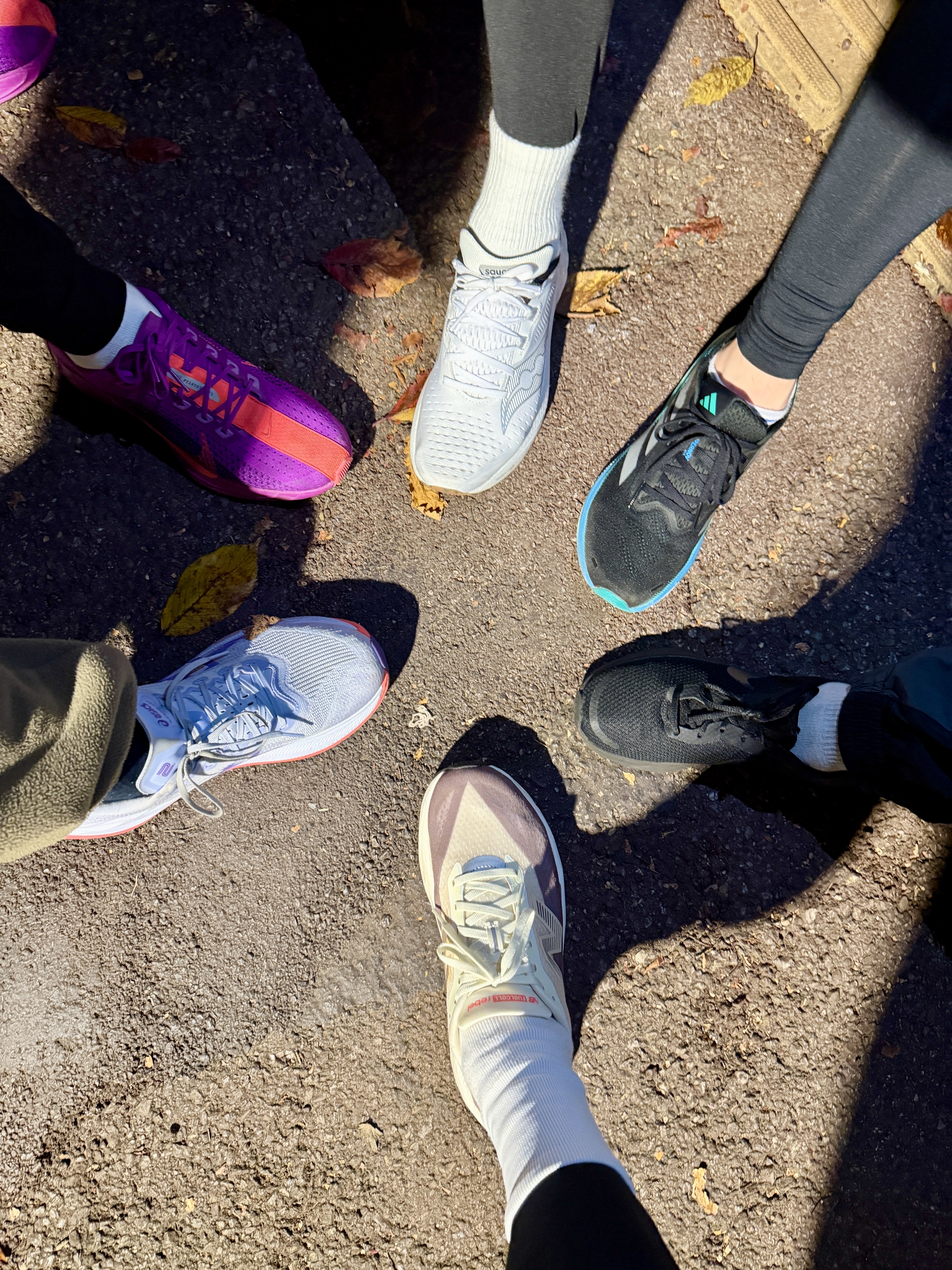 Asics Superblast 2 Blue Fade Edo Purple, New Balance FuelCell Rebel v5 Angora Earth Shadow Sea Salt - D Standard 착용 스타일