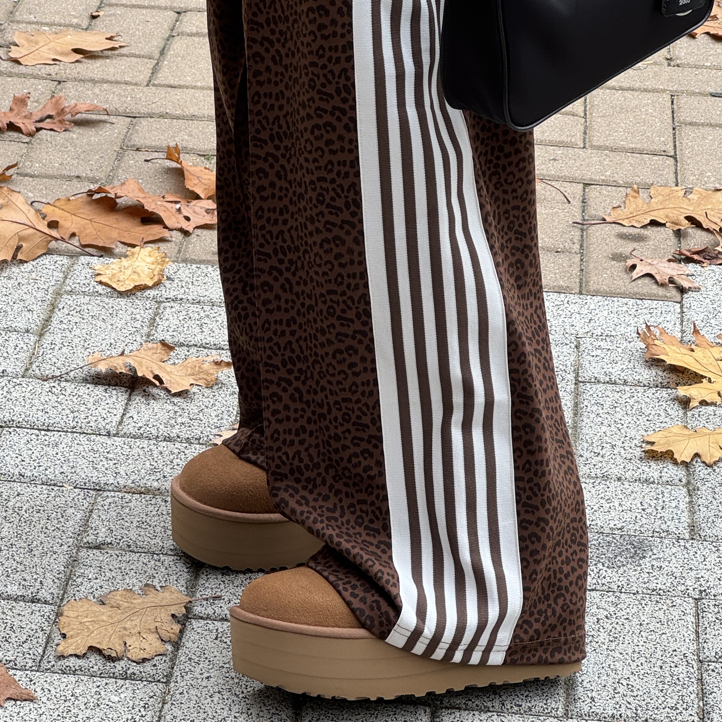 (W) UGG Classic Ultra Mini Platform Boots Chestnut, Prada Re-Edition 2005 Re-Nylon and Saffiano Mini Bag Black 착용 스타일 - 3