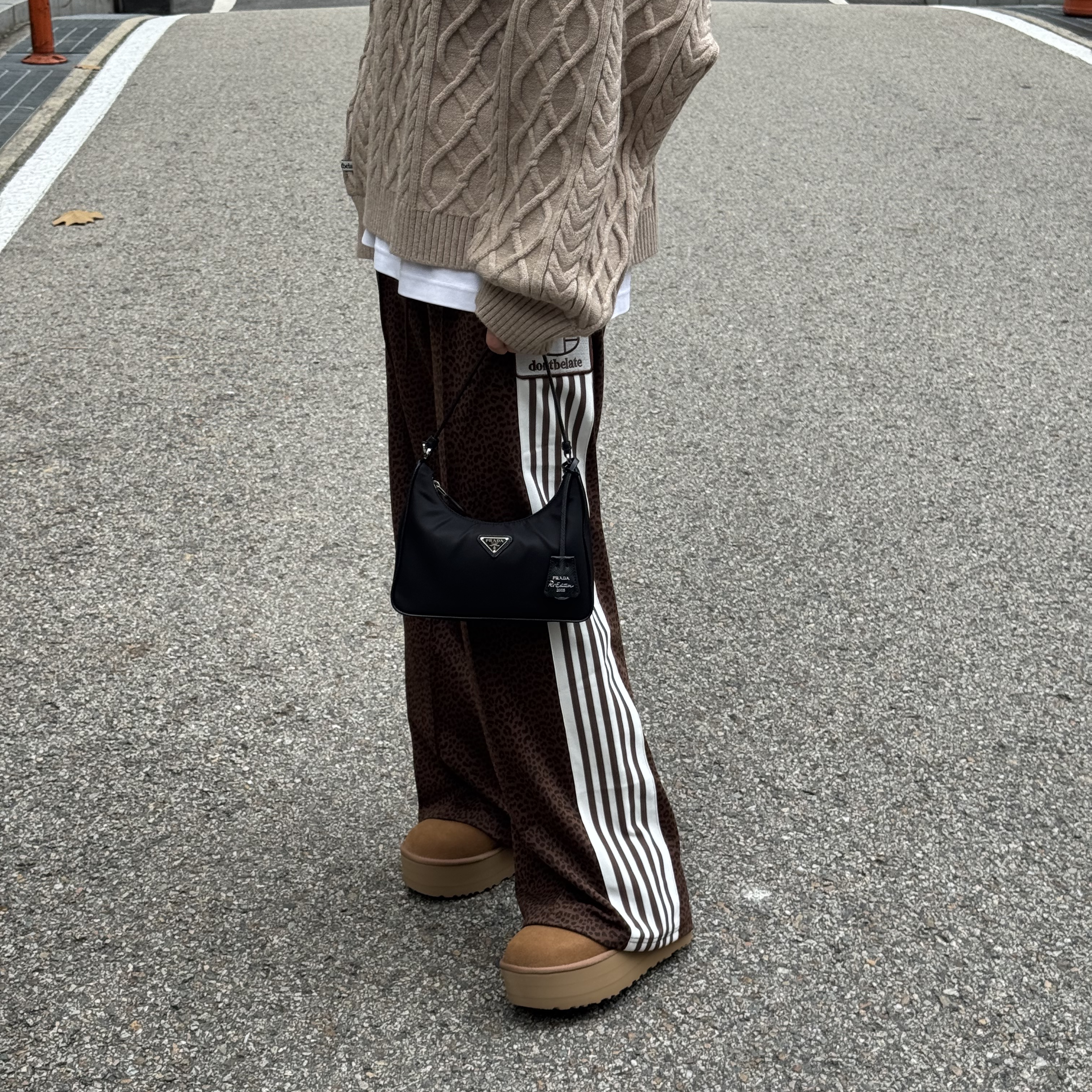 (W) UGG Classic Ultra Mini Platform Boots Chestnut, Prada Re-Edition 2005 Re-Nylon and Saffiano Mini Bag Black 착용 스타일 - 2