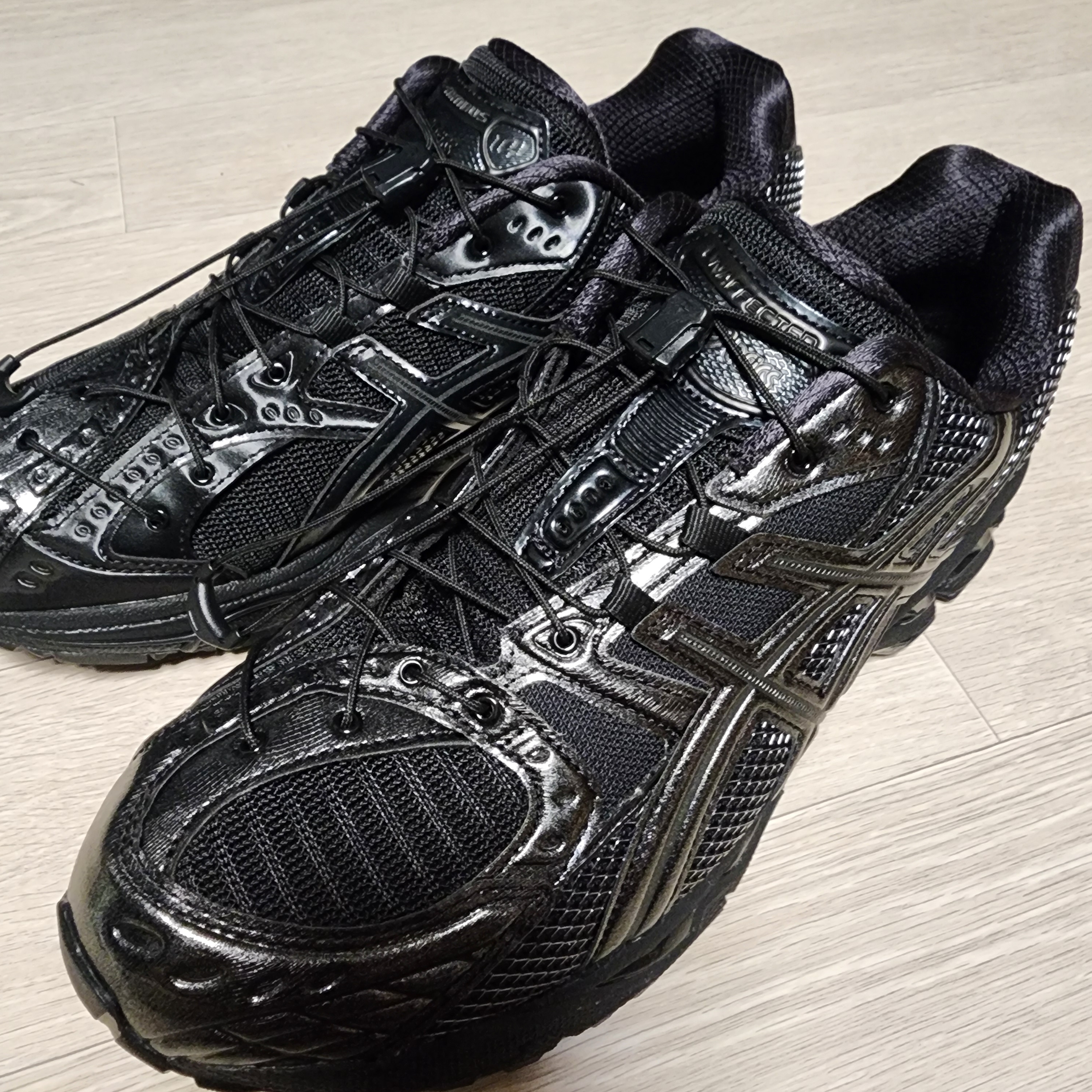 Asics x Unaffected Gel-Nimbus 10.1 Black Black 착용 스타일 - 2