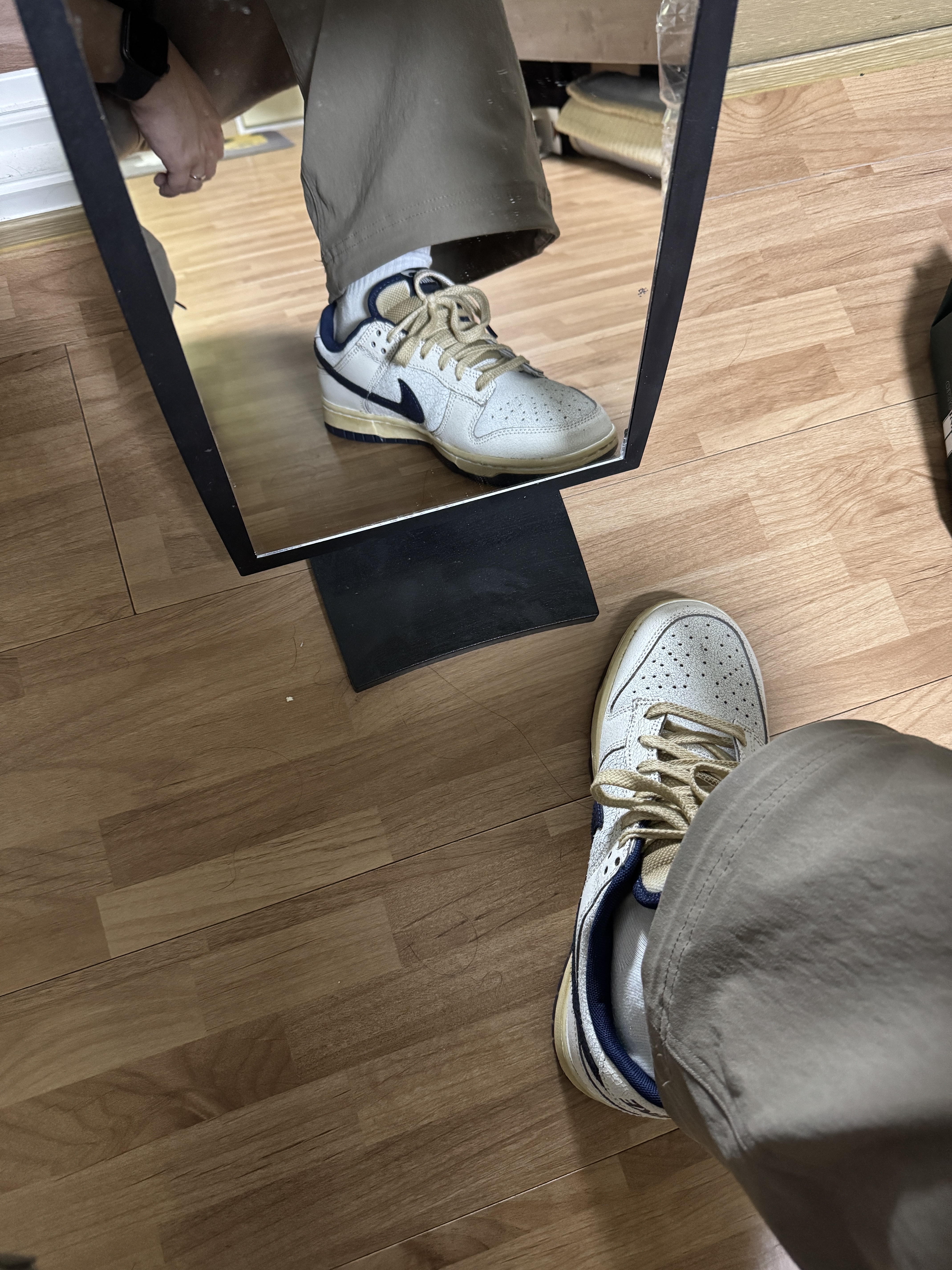 Nike x Stranger Things Dunk Low Phantom and Midnight Navy 착용 스타일 - 1