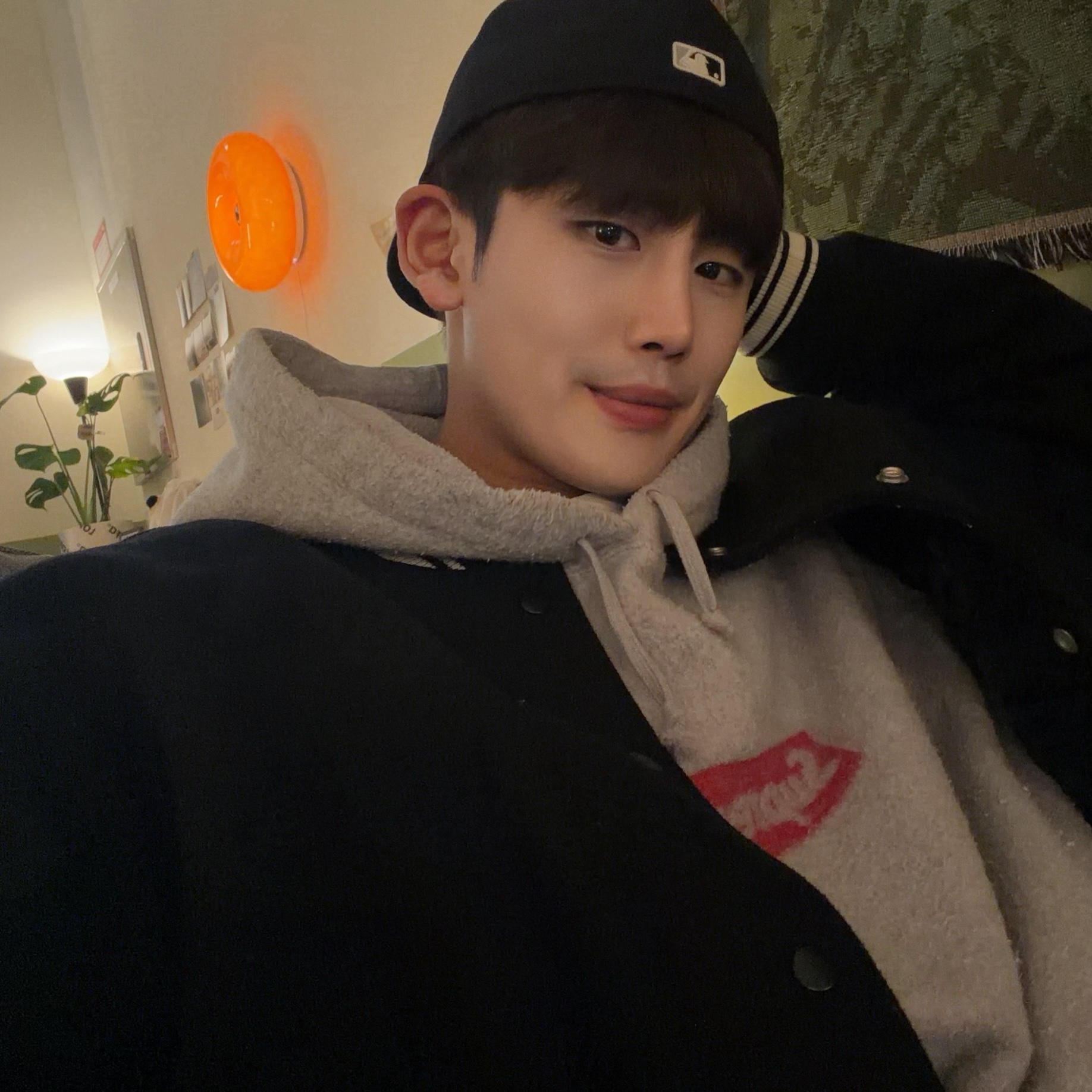 Stussy Competition Varsity Jacket Black, Supreme Inside Out Box Logo Hooded Sweatshirt Heather Grey - 23SS 착용 스타일 - 3