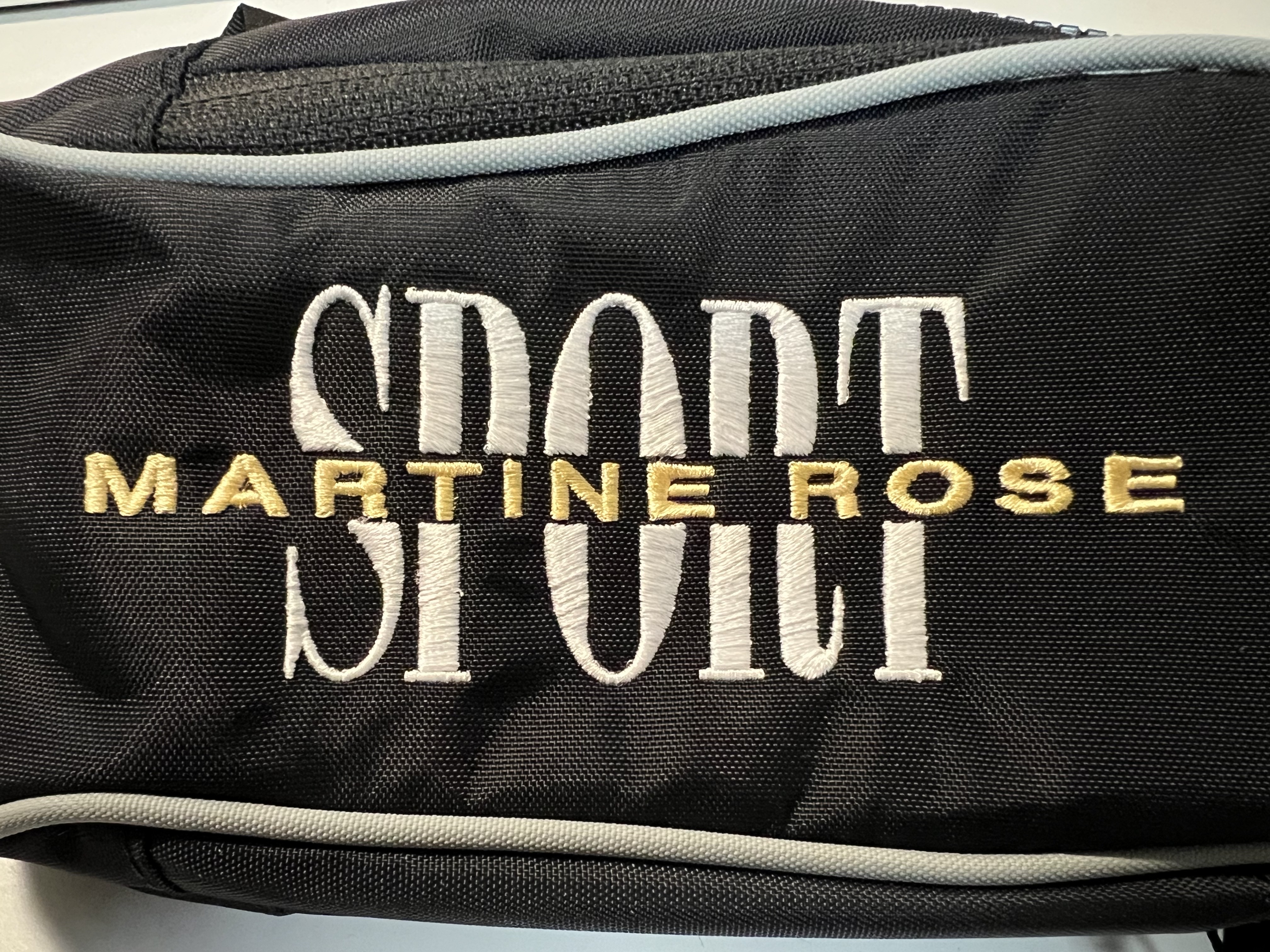 Nike x Martine Rose Crossbody Bag Black, Nike x Martine Rose Crossbody Bag Armory Navy 착용 스타일 - 3