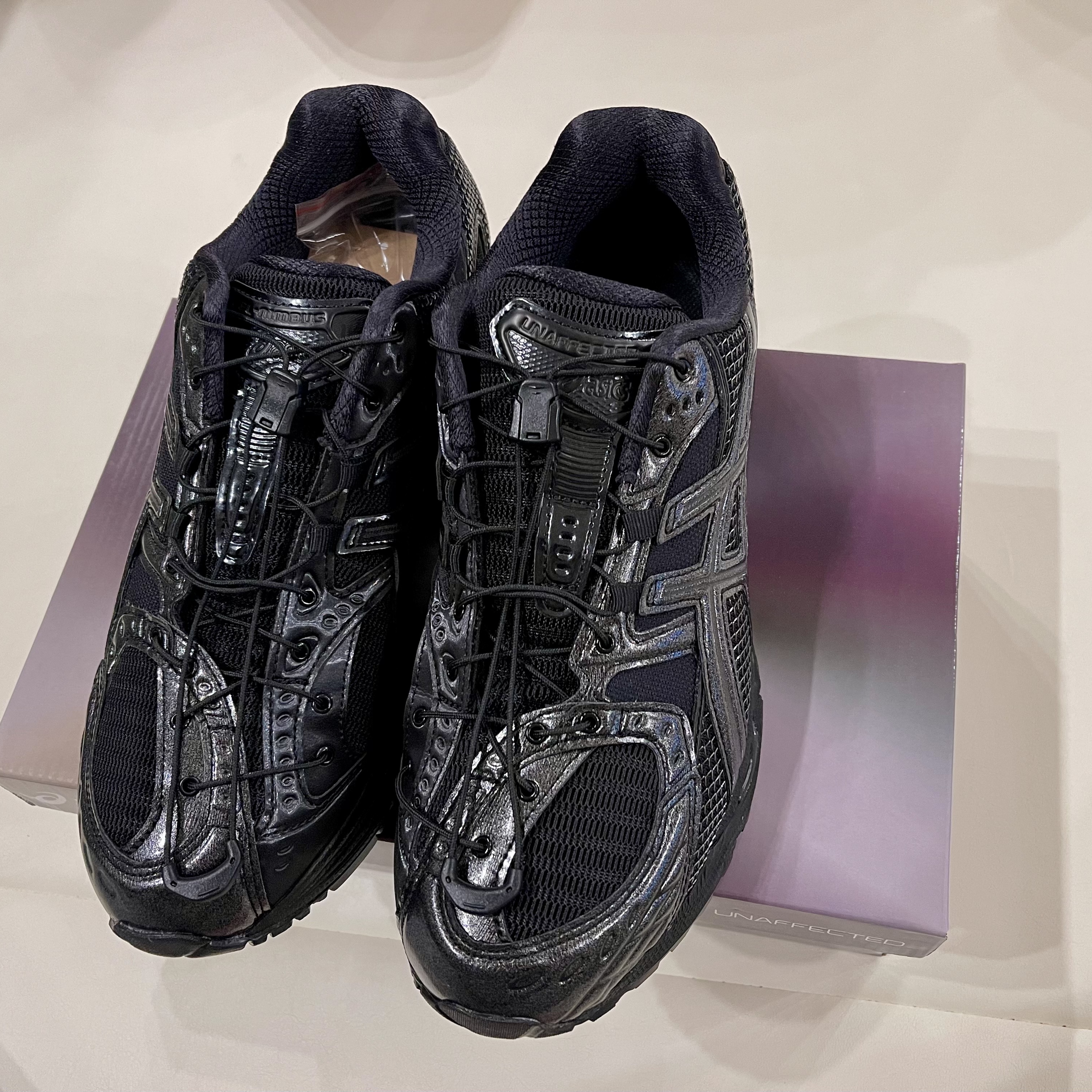 Asics x Unaffected Gel-Nimbus 10.1 Black Black 착용 스타일 - 3