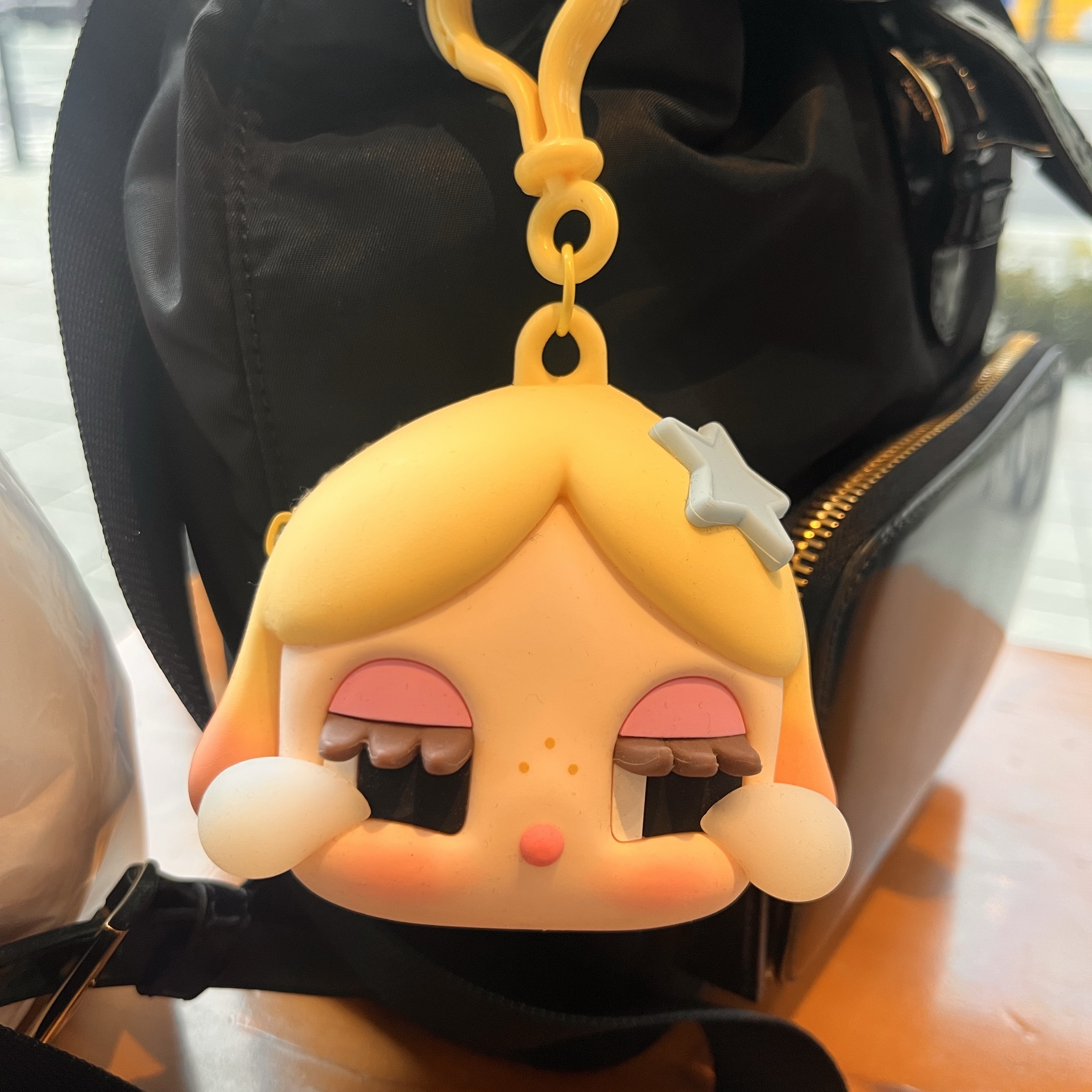 Pop Mart Crybaby Shiny Shiny Series Earphone Case Gold 착용 스타일