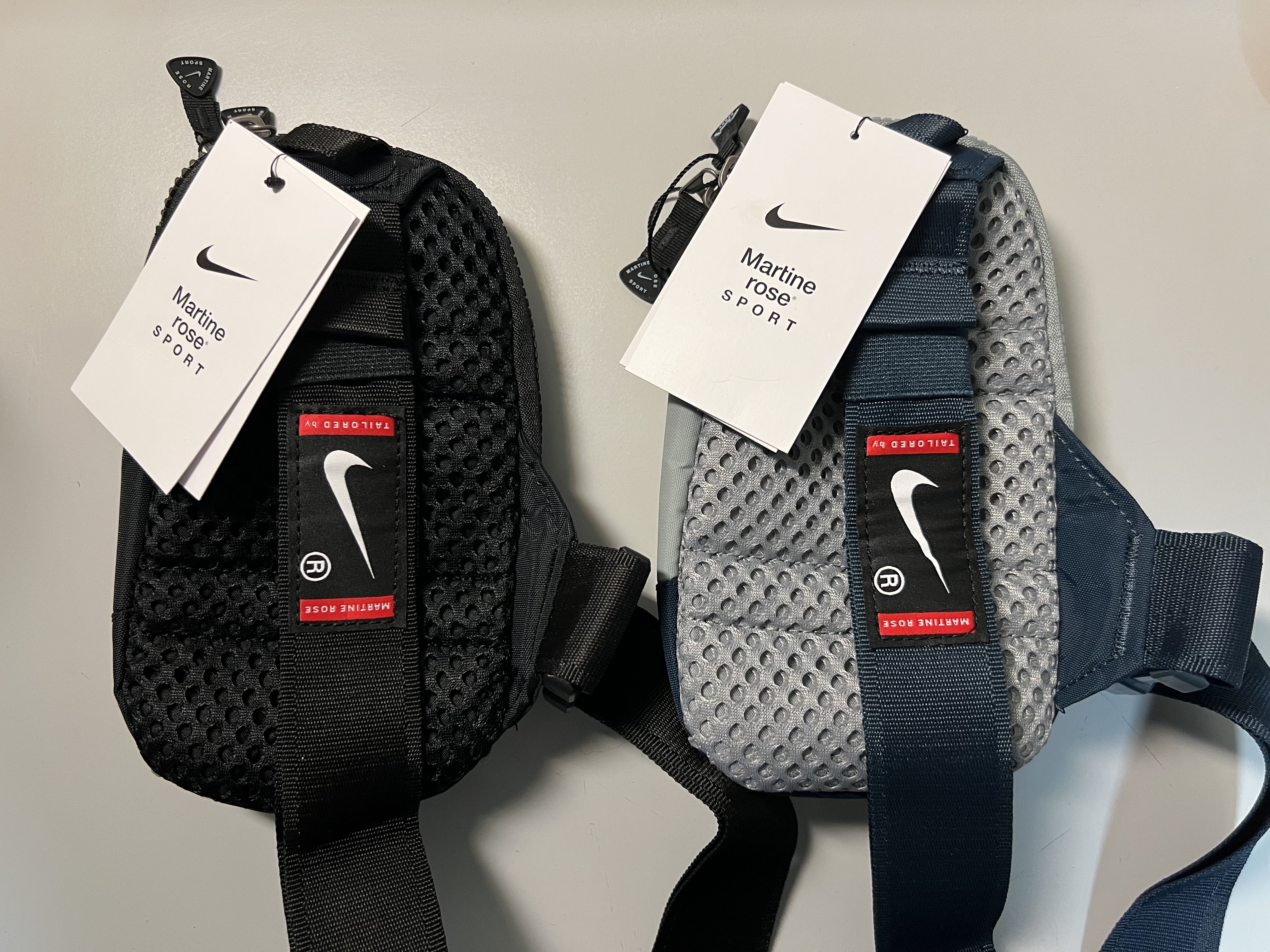 Nike x Martine Rose Crossbody Bag Black, Nike x Martine Rose Crossbody Bag Armory Navy 착용 스타일 - 2