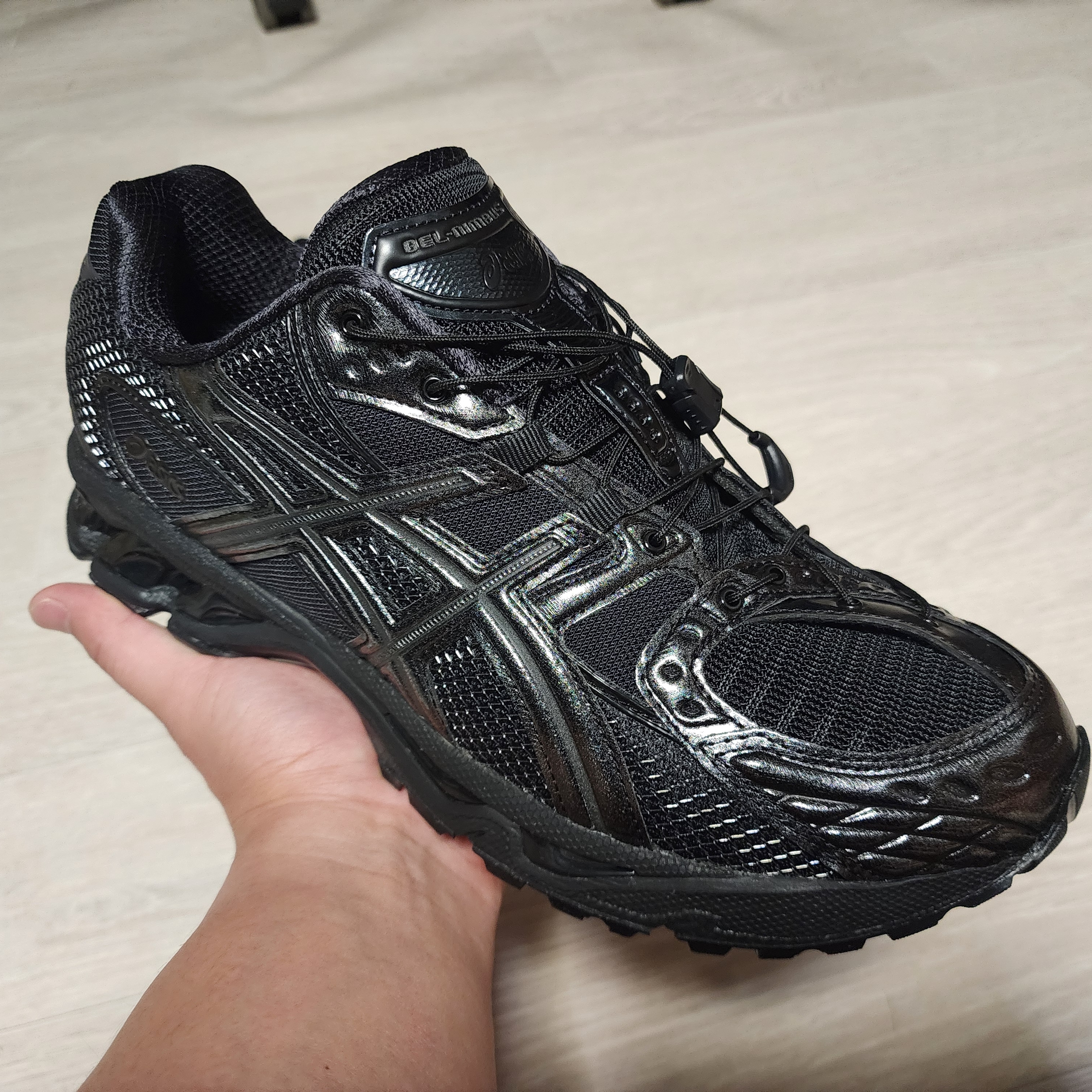 Asics x Unaffected Gel-Nimbus 10.1 Black Black 착용 스타일 - 1