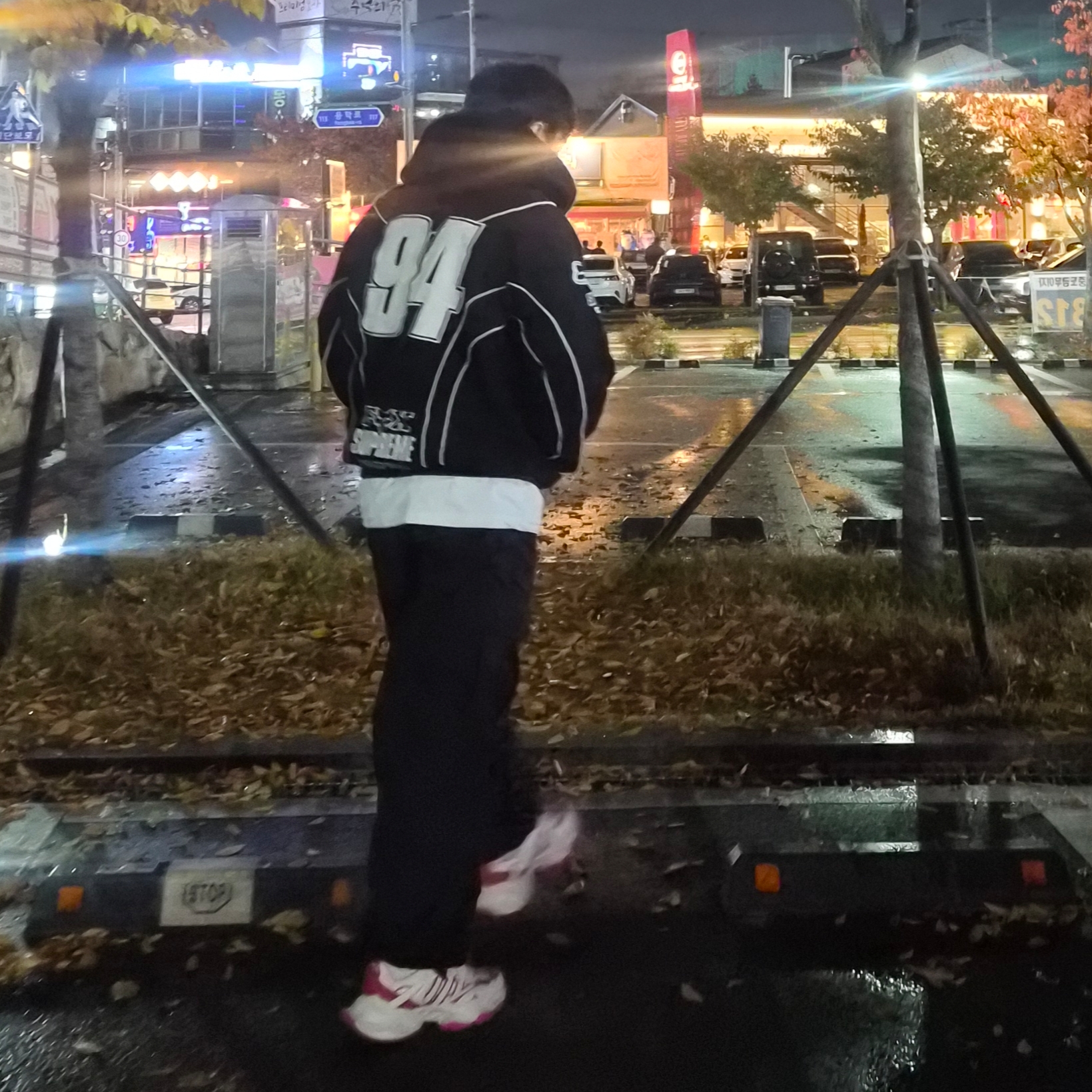 Adidas Vento XLG Deluxe Sneakers White Red, Supreme x Fox Racing Zip Up Hooded Sweatshirt Black - 25FW 착용 스타일 - 2