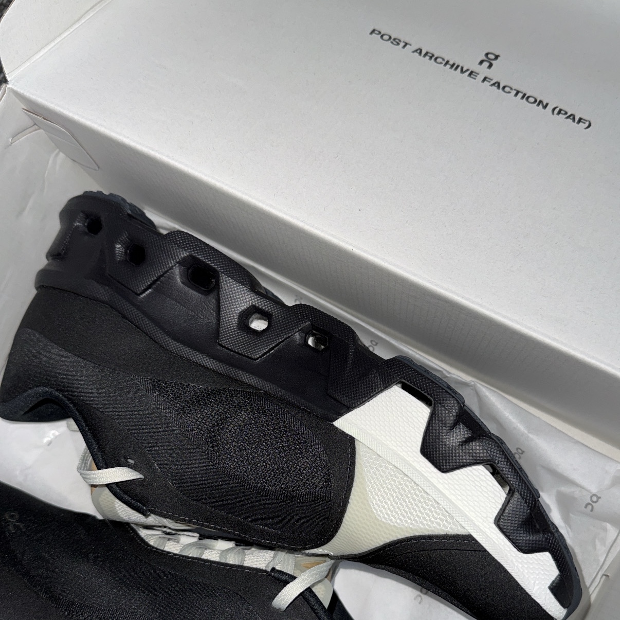On Running x Post Archive Faction (Paf) Cloudmonster Hyper Black 착용 스타일