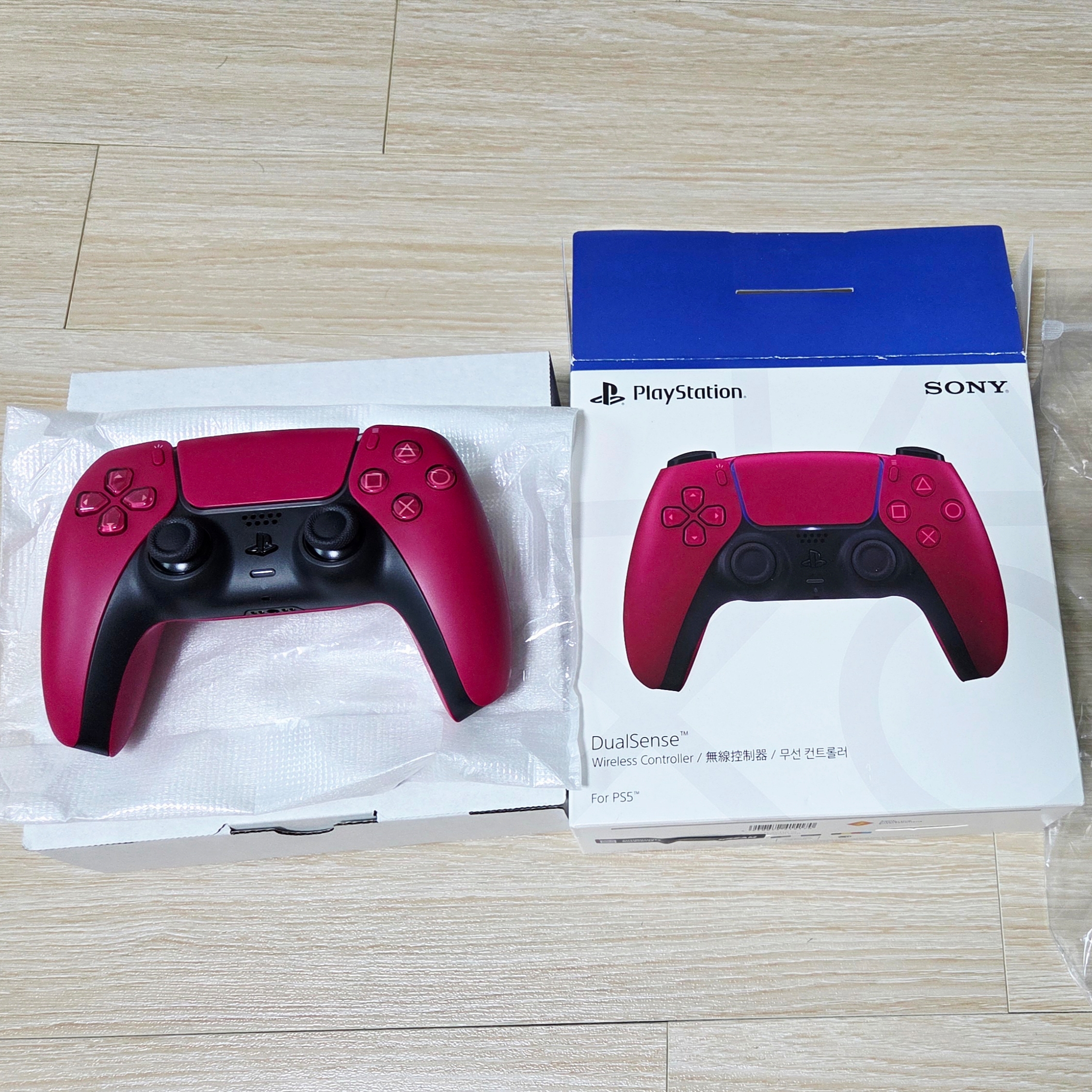 Playstation 5 DualSense Wireless Controller Cosmic Red (Korean Ver.) 착용 스타일 - 3
